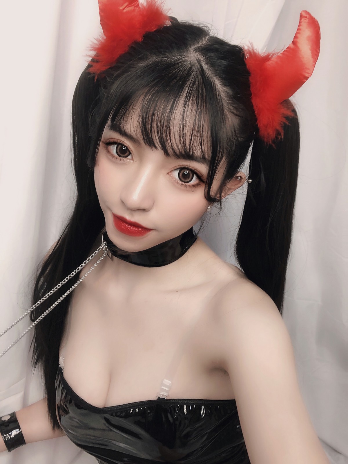 xgyw.top_动漫博主Kettoe小恶魔主题私房性感黑色吊带露背皮裙秀翘臀美腿撩人诱惑写真36P