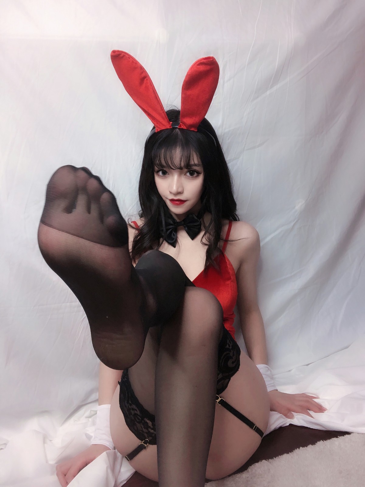 xgyw.top_动漫博主Kettoe红丝绒兔女郎主题私房性感红色深V吊带配蕾丝吊袜迷人诱惑写真64P