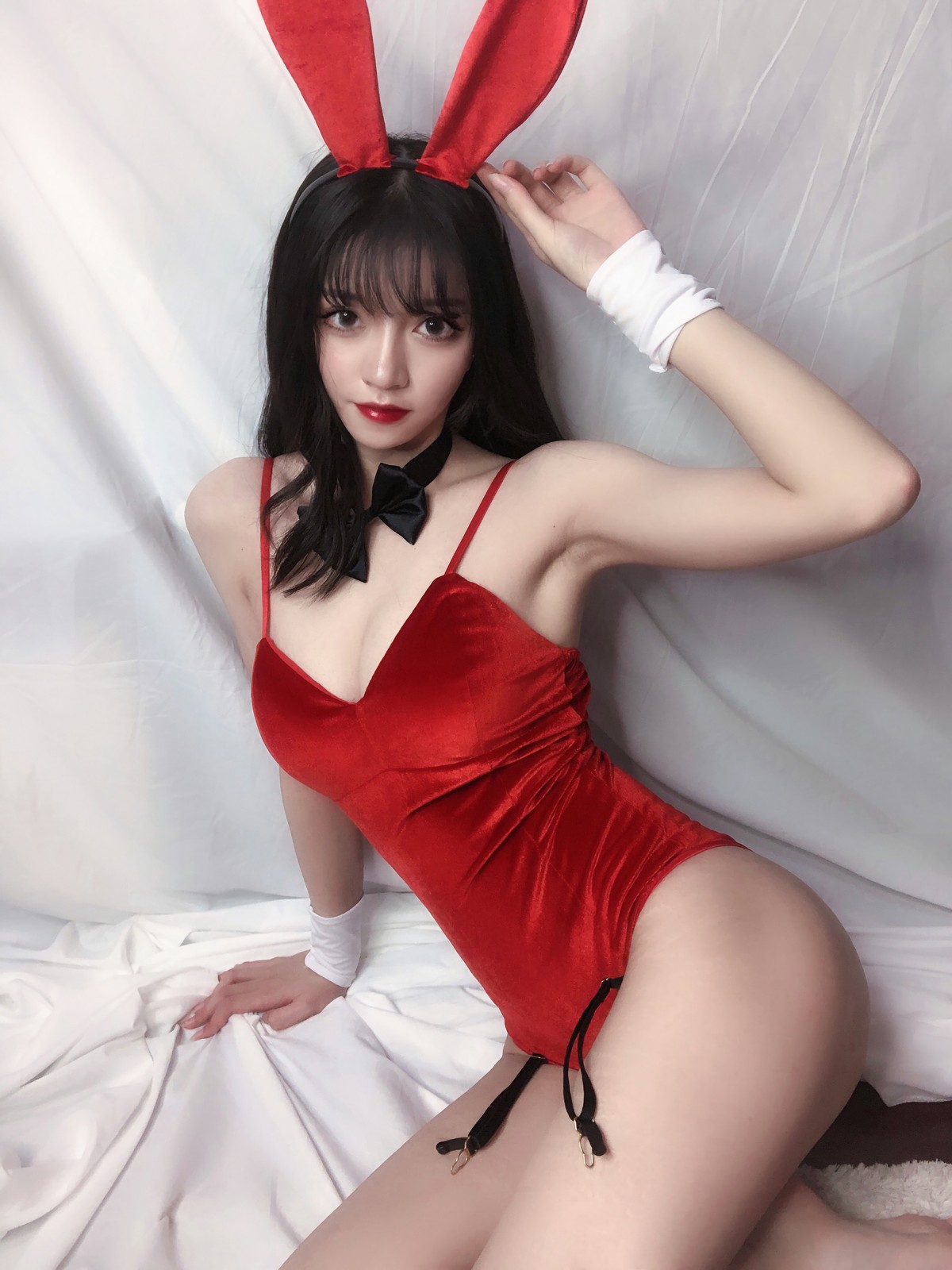 xgyw.top_动漫博主Kettoe红丝绒兔女郎主题私房性感红色深V吊带配蕾丝吊袜迷人诱惑写真64P