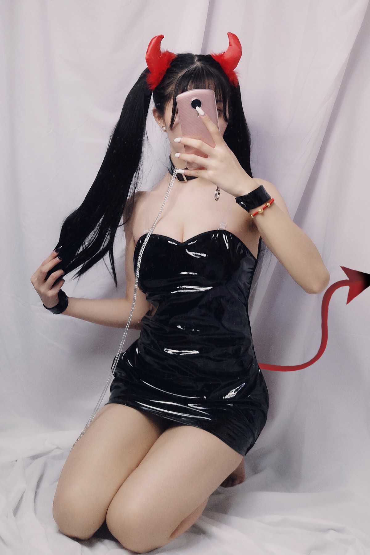 xgyw.top_动漫博主Kettoe小恶魔主题私房性感黑色吊带露背皮裙秀翘臀美腿撩人诱惑写真36P