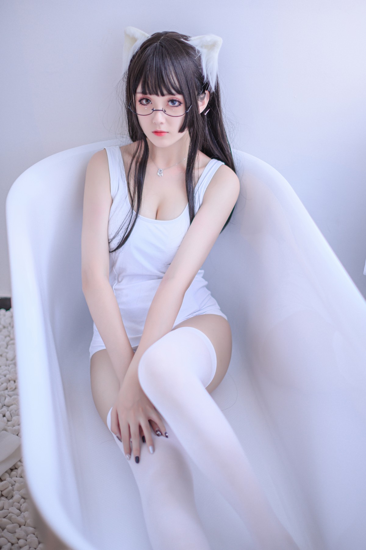 xgyw.top_Coser美女Akisoso秋楚楚死库水主题私房性感白色死库水配白丝袜迷人诱惑写真40P