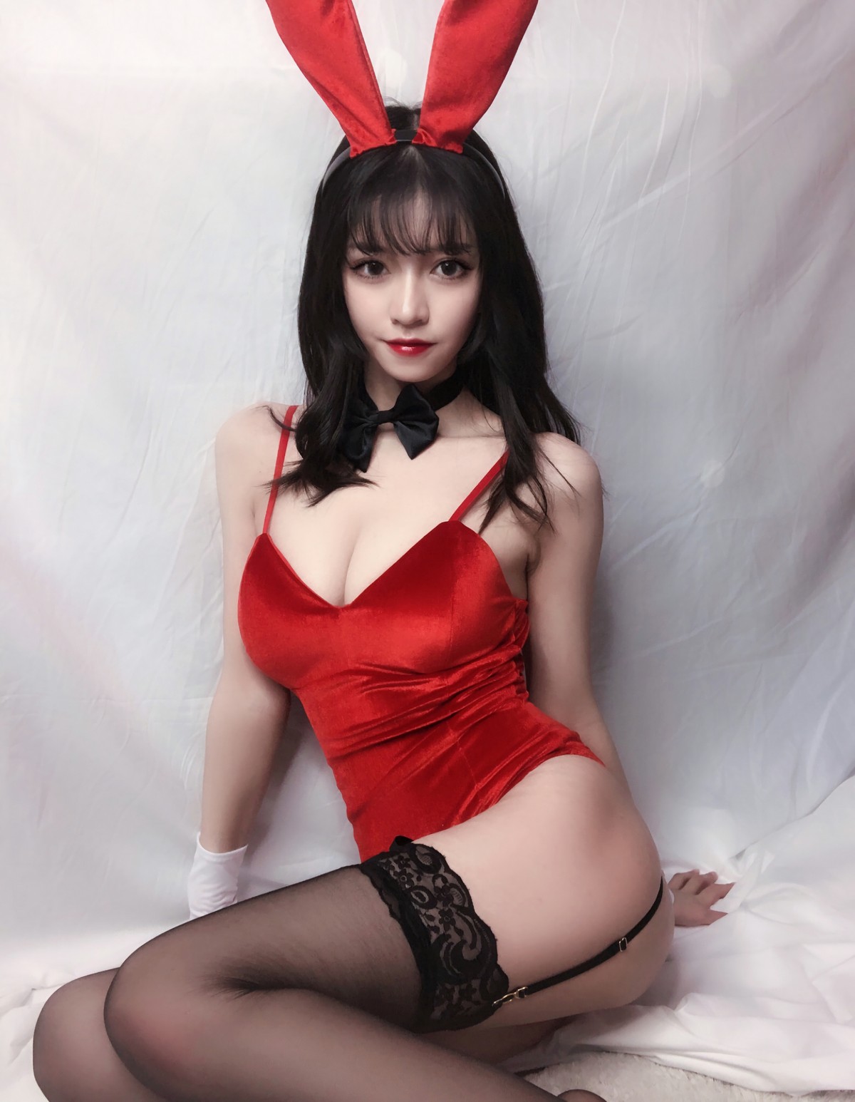 xgyw.top_动漫博主Kettoe红丝绒兔女郎主题私房性感红色深V吊带配蕾丝吊袜迷人诱惑写真64P