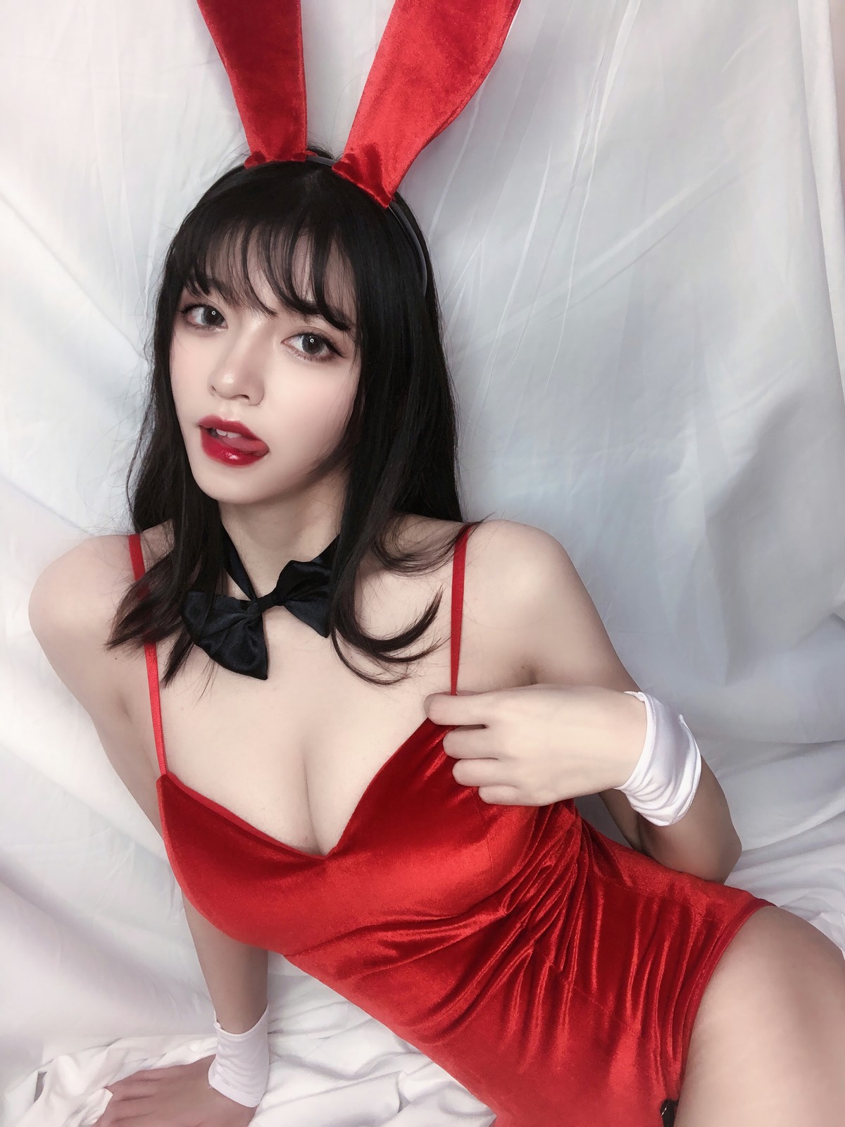 xgyw.top_动漫博主Kettoe红丝绒兔女郎主题私房性感红色深V吊带配蕾丝吊袜迷人诱惑写真64P