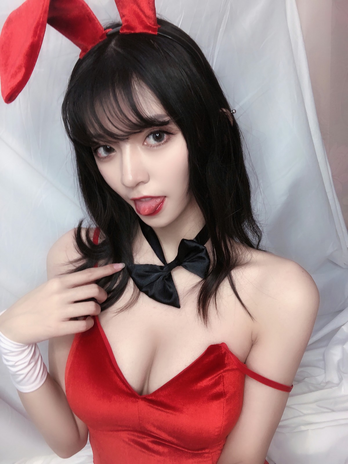 xgyw.top_动漫博主Kettoe红丝绒兔女郎主题私房性感红色深V吊带配蕾丝吊袜迷人诱惑写真64P