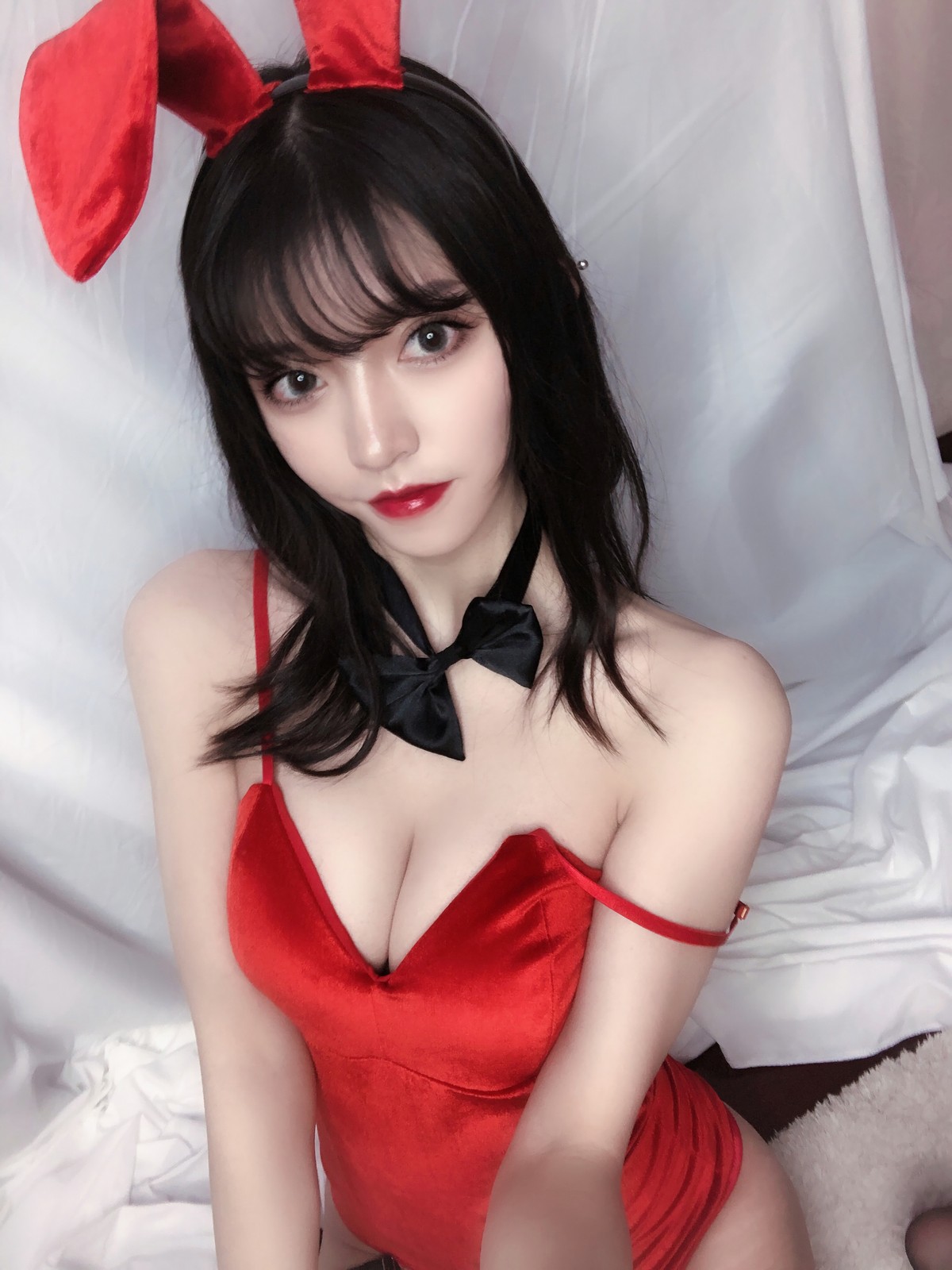 xgyw.top_动漫博主Kettoe红丝绒兔女郎主题私房性感红色深V吊带配蕾丝吊袜迷人诱惑写真64P
