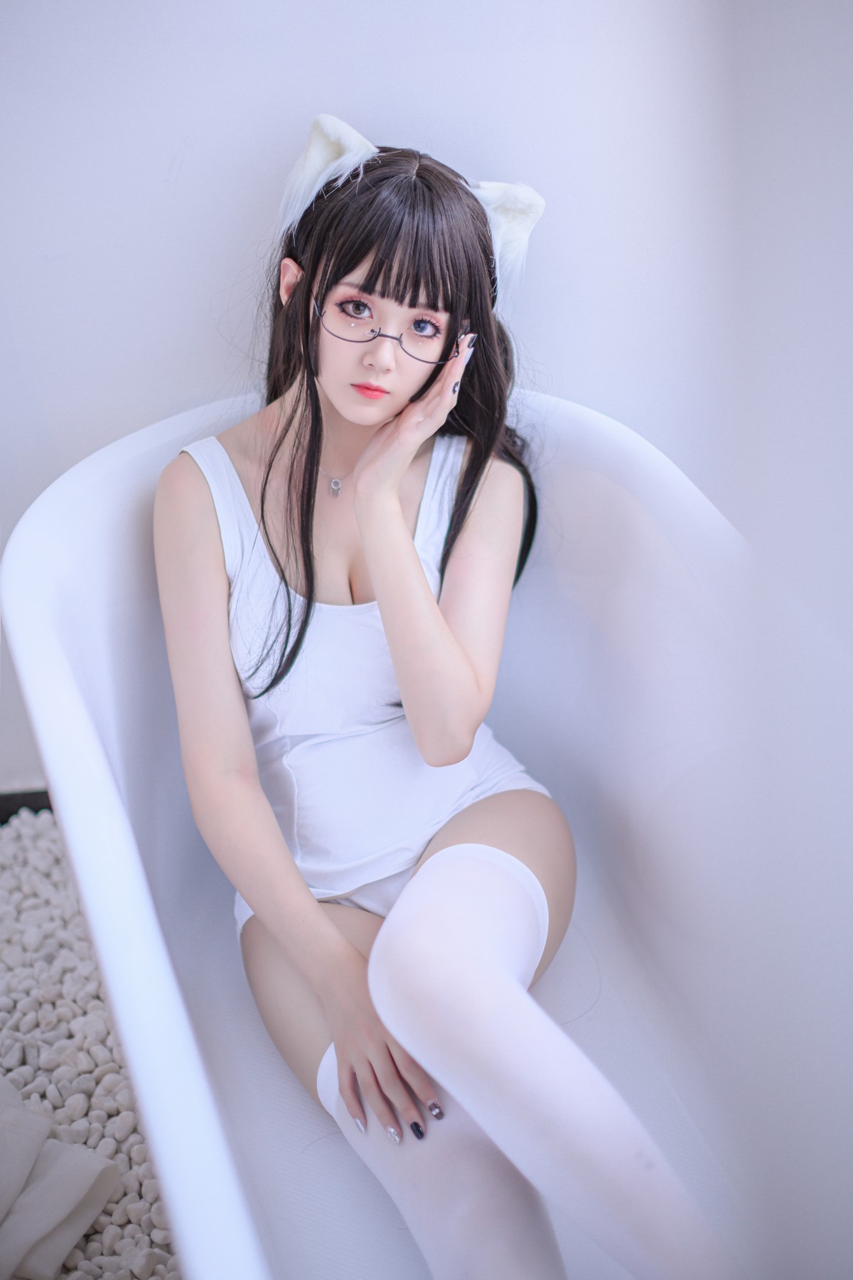xgyw.top_Coser美女Akisoso秋楚楚死库水主题私房性感白色死库水配白丝袜迷人诱惑写真40P