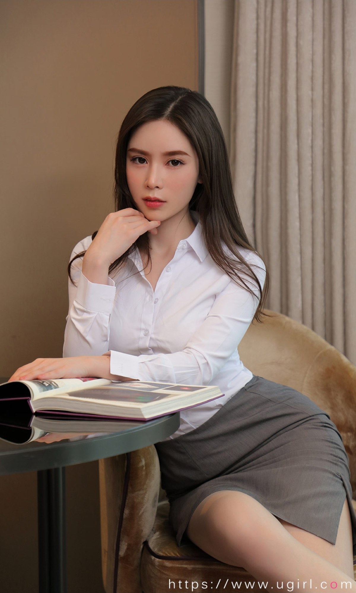 xgyw.top_[Ugirls爱尤物]No.2319_模特吴雪瑶私房性感白衬衣配灰短裙秀超薄肉丝迷人诱惑写真35P