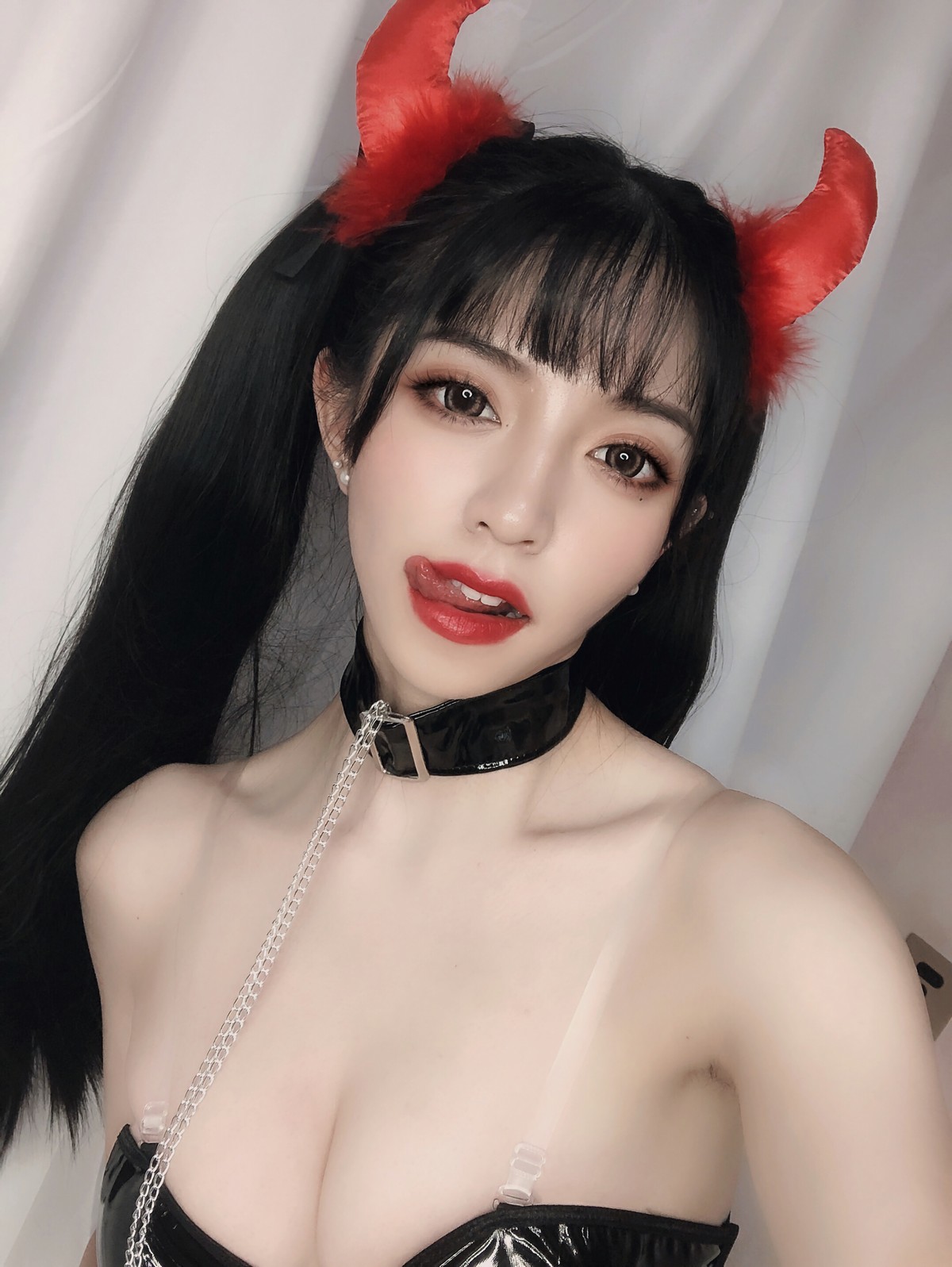 xgyw.top_动漫博主Kettoe小恶魔主题私房性感黑色吊带露背皮裙秀翘臀美腿撩人诱惑写真36P