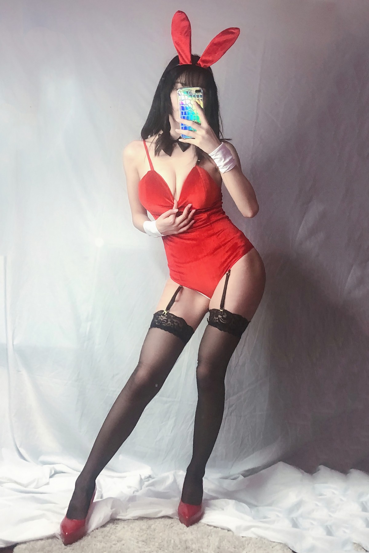 xgyw.top_动漫博主Kettoe红丝绒兔女郎主题私房性感红色深V吊带配蕾丝吊袜迷人诱惑写真64P