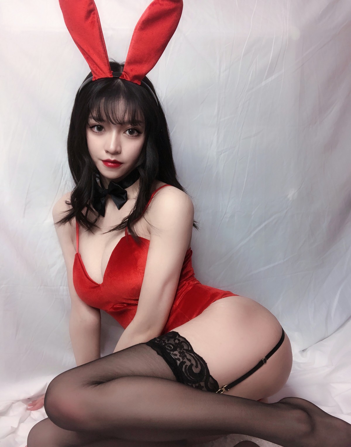 xgyw.top_动漫博主Kettoe红丝绒兔女郎主题私房性感红色深V吊带配蕾丝吊袜迷人诱惑写真64P