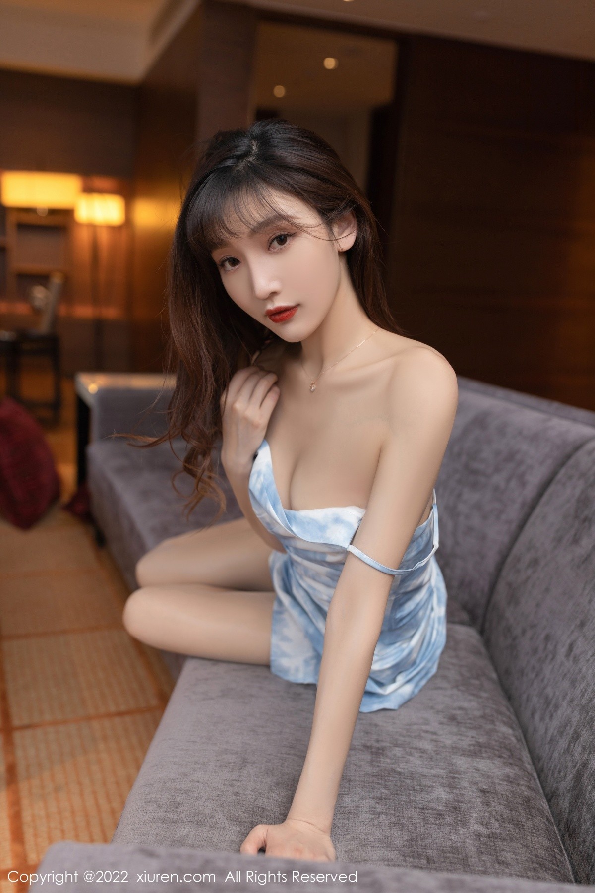 xgyw.top_XiuRen第4905期_模特陆萱萱珠三角旅拍浅蓝吊带连衣裙配超薄肉丝迷人诱惑写真72P