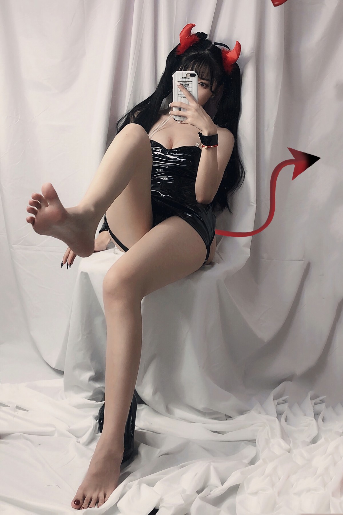 xgyw.top_动漫博主Kettoe小恶魔主题私房性感黑色吊带露背皮裙秀翘臀美腿撩人诱惑写真36P