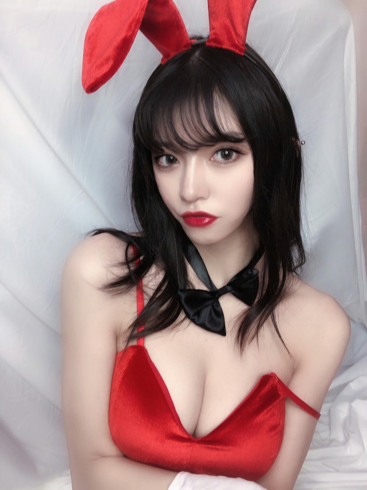 xgyw.top_动漫博主Kettoe红丝绒兔女郎主题私房性感红色深V吊带配蕾丝吊袜迷人诱惑写真64P