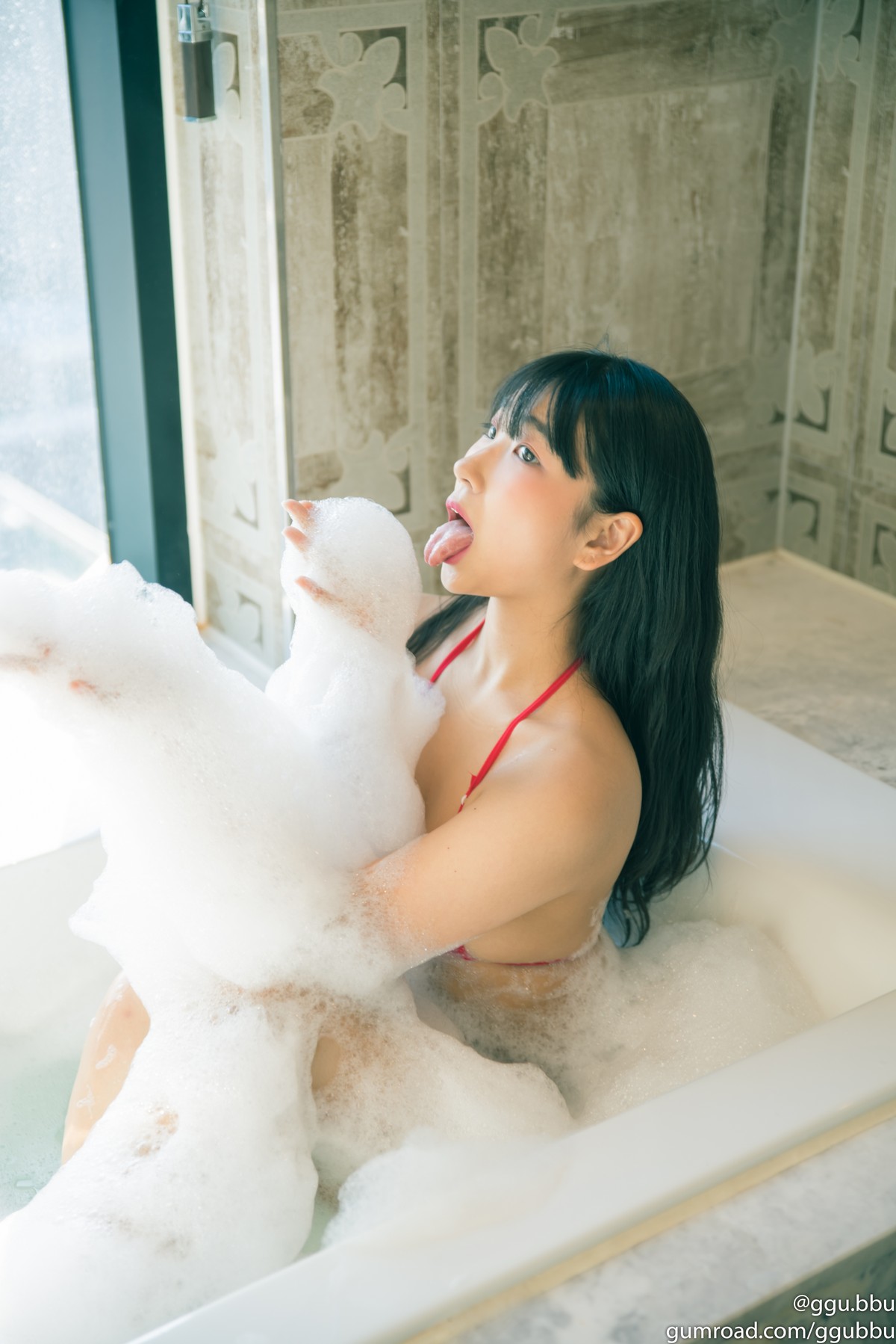xgyw.top_韩国美女ggubbu泡泡浴主题私房浴室性感红色三点式比基尼秀丰满身材诱惑写真50P
