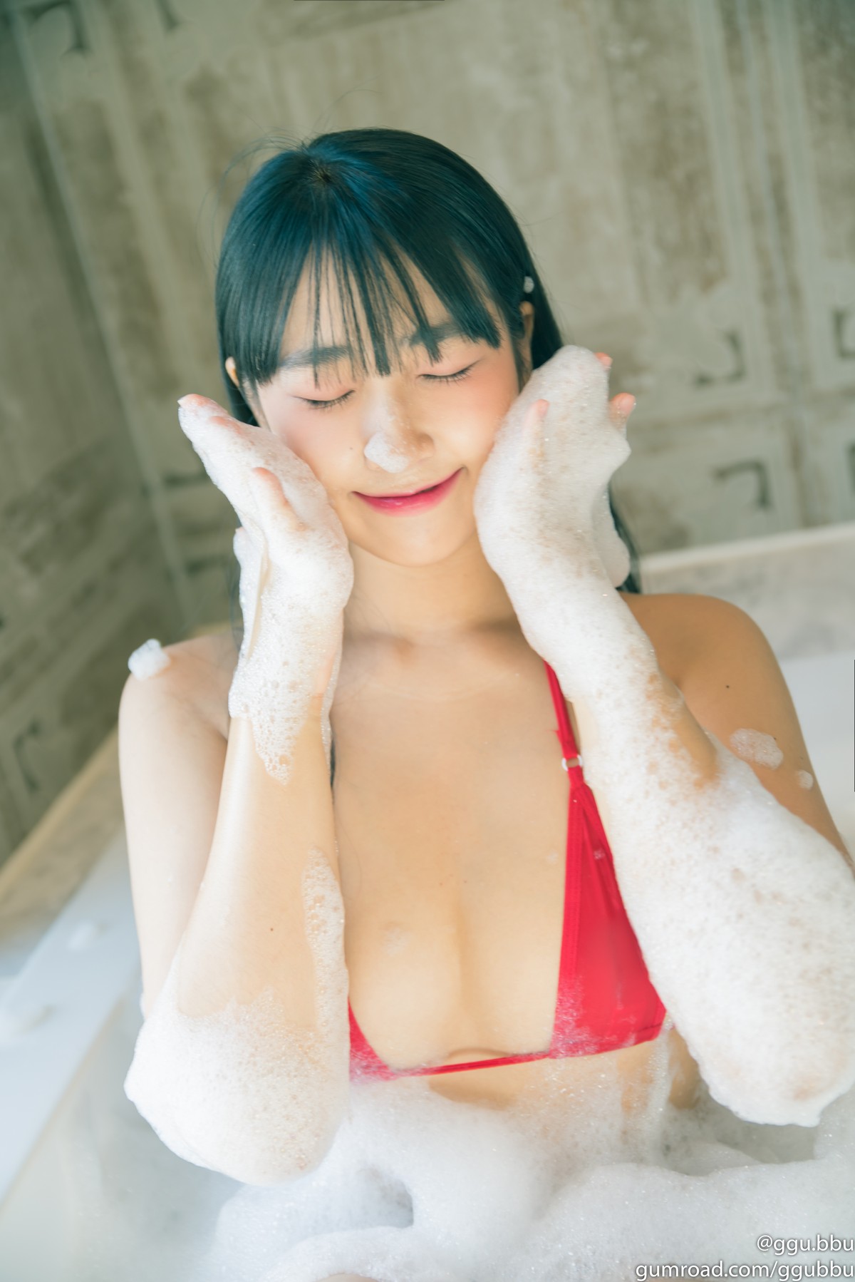 xgyw.top_韩国美女ggubbu泡泡浴主题私房浴室性感红色三点式比基尼秀丰满身材诱惑写真50P
