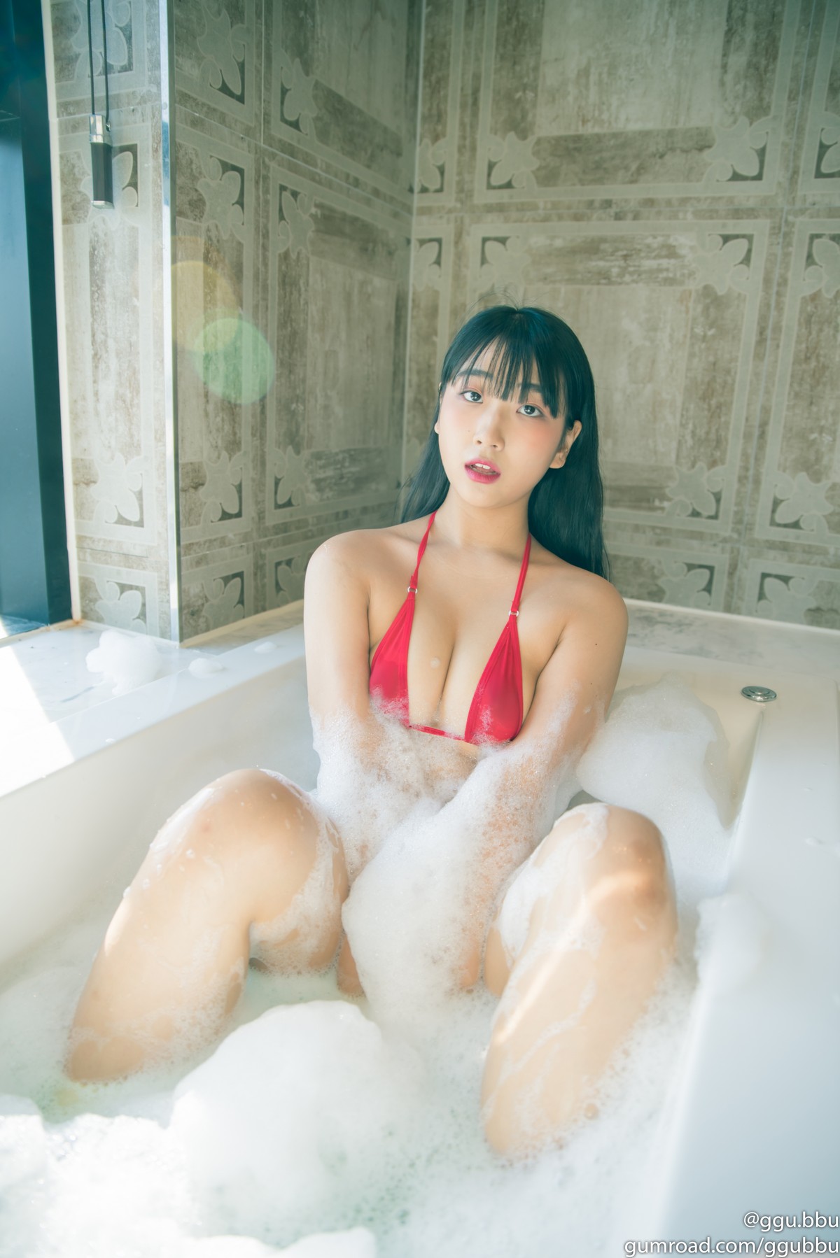 xgyw.top_韩国美女ggubbu泡泡浴主题私房浴室性感红色三点式比基尼秀丰满身材诱惑写真50P
