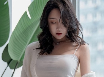 [Ugirls爱极品]No.2321_车模欣凌私人半脱白色棉绒睡衣露抹胸内衣秀丰满身材骚扰写真35P