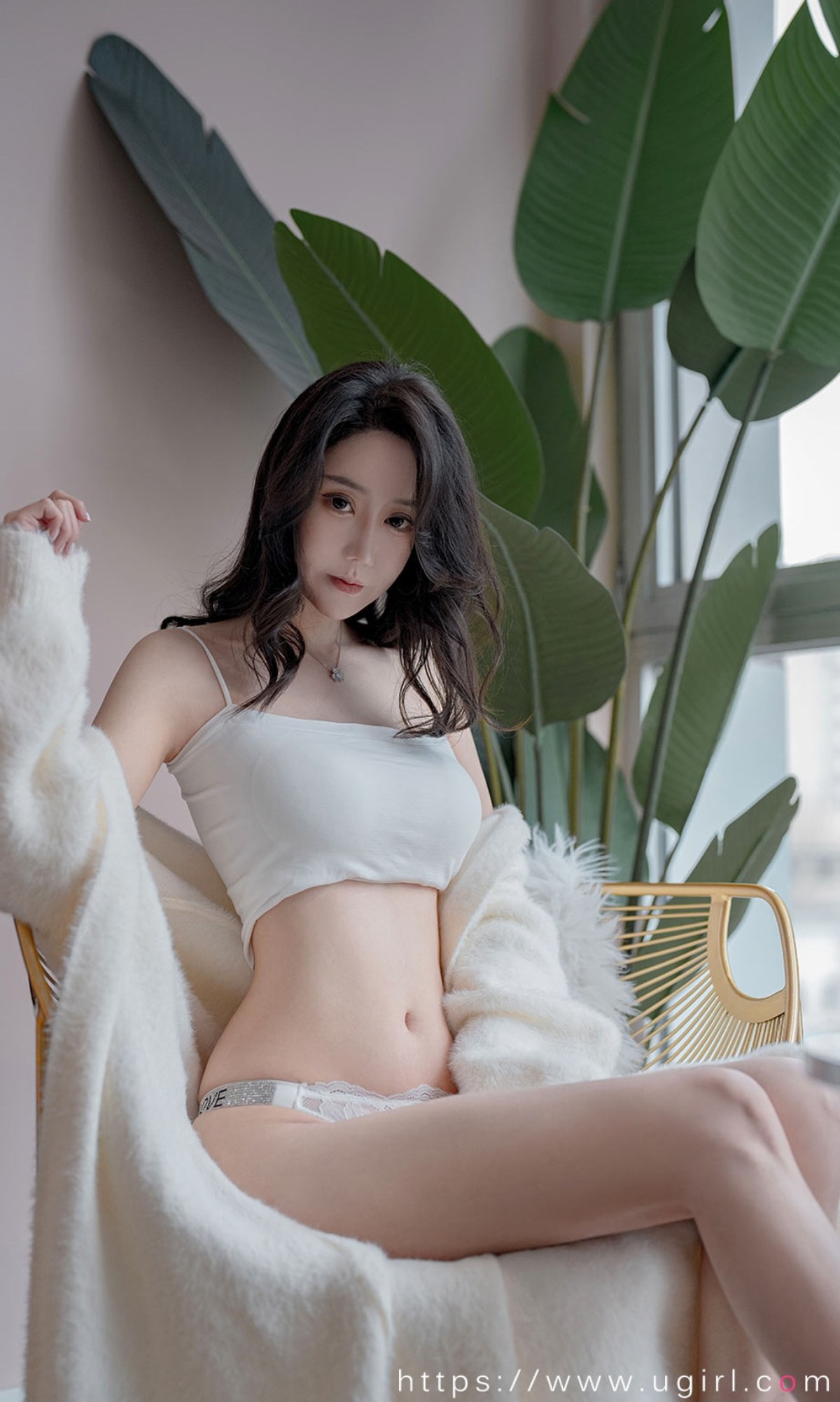xgyw.top_[Ugirls爱尤物]No.2321_模特欣凌私房半脱白色棉绒睡衣露抹胸内衣秀丰满身材诱惑写真35P