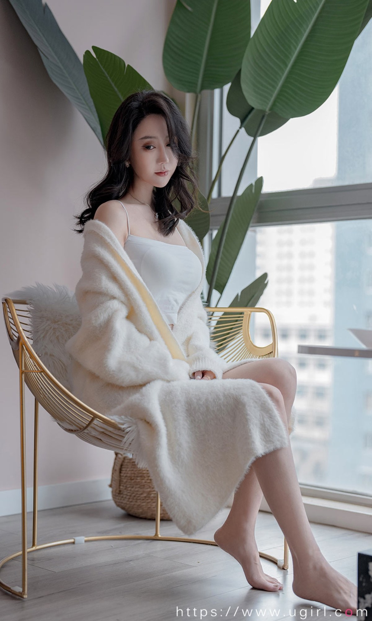 xgyw.top_[Ugirls爱尤物]No.2321_模特欣凌私房半脱白色棉绒睡衣露抹胸内衣秀丰满身材诱惑写真35P
