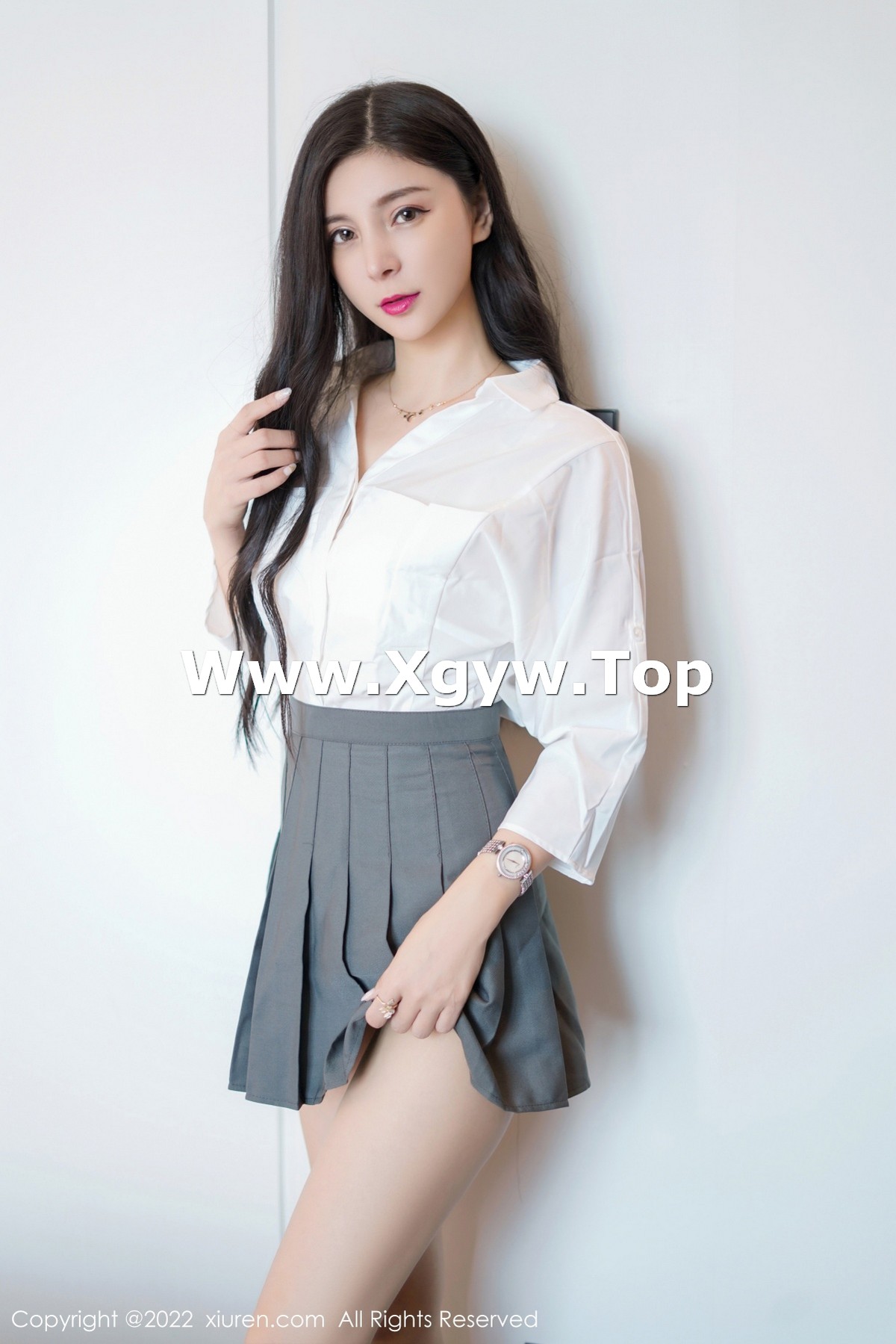 xgyw.top_XiuRen第4918期_模特小蛮妖Yummy性感白T配灰色短裙露白色蕾丝内衣诱惑写真52P