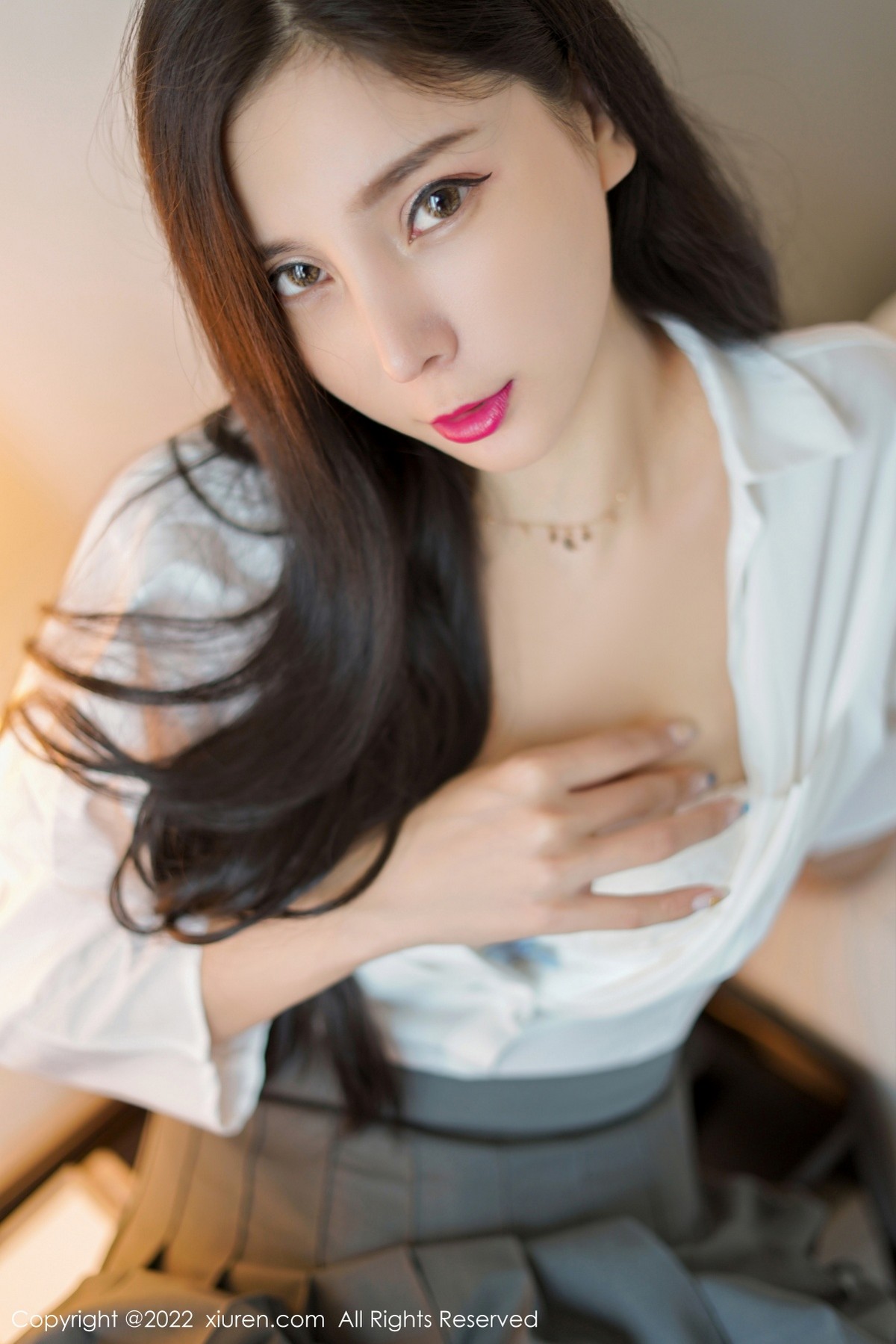 xgyw.top_XiuRen第4918期_模特小蛮妖Yummy性感白T配灰色短裙露白色蕾丝内衣诱惑写真52P