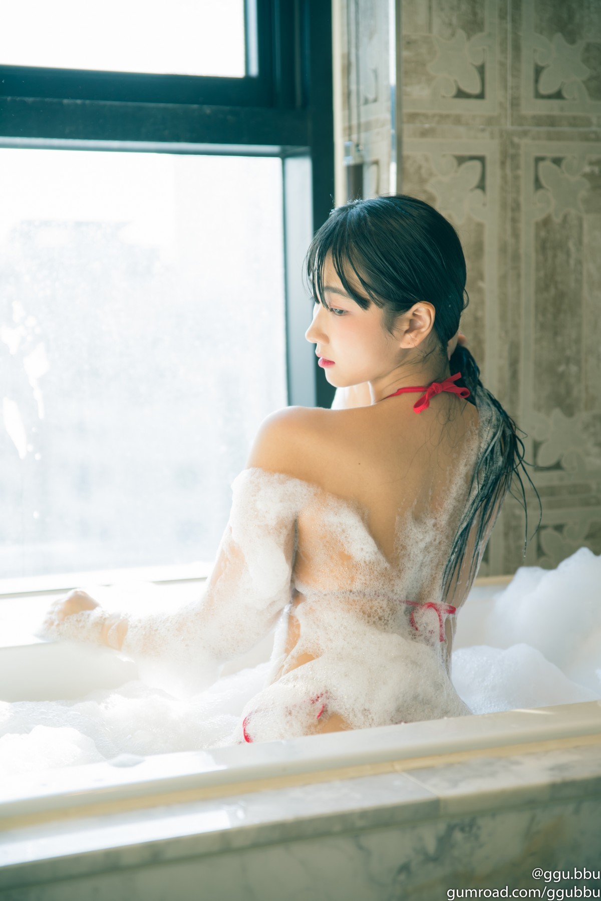 xgyw.top_韩国美女ggubbu泡泡浴主题私房浴室性感红色三点式比基尼秀丰满身材诱惑写真50P