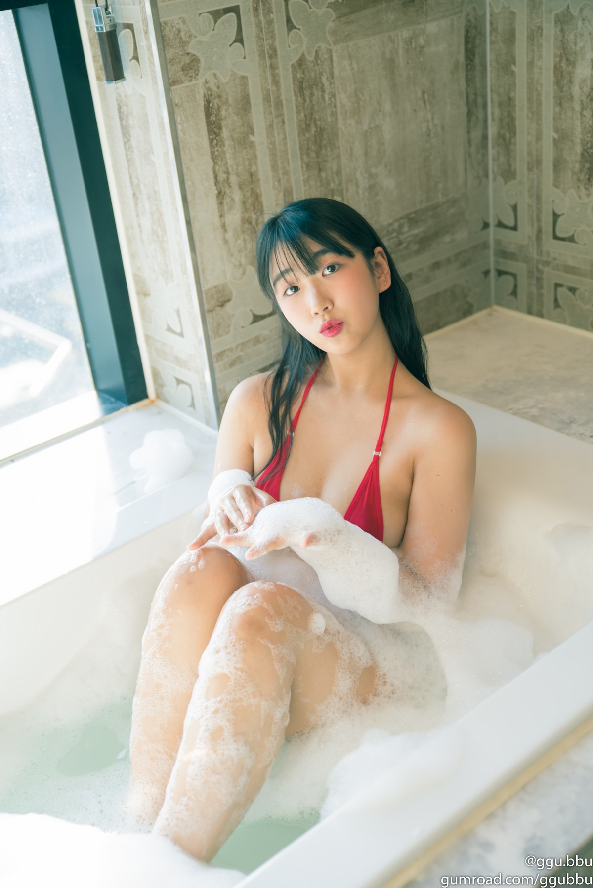 xgyw.top_韩国美女ggubbu泡泡浴主题私房浴室性感红色三点式比基尼秀丰满身材诱惑写真50P