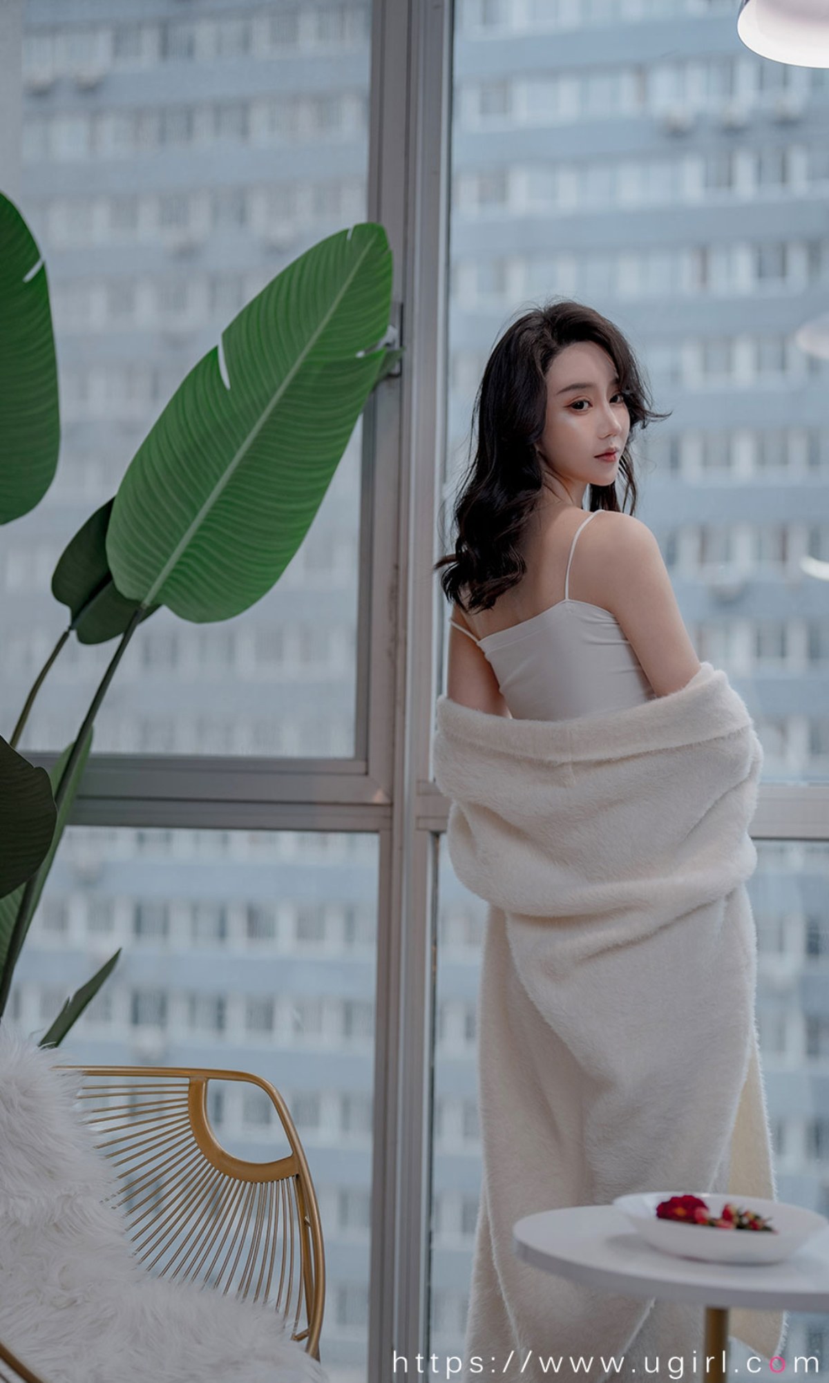 xgyw.top_[Ugirls爱尤物]No.2321_模特欣凌私房半脱白色棉绒睡衣露抹胸内衣秀丰满身材诱惑写真35P
