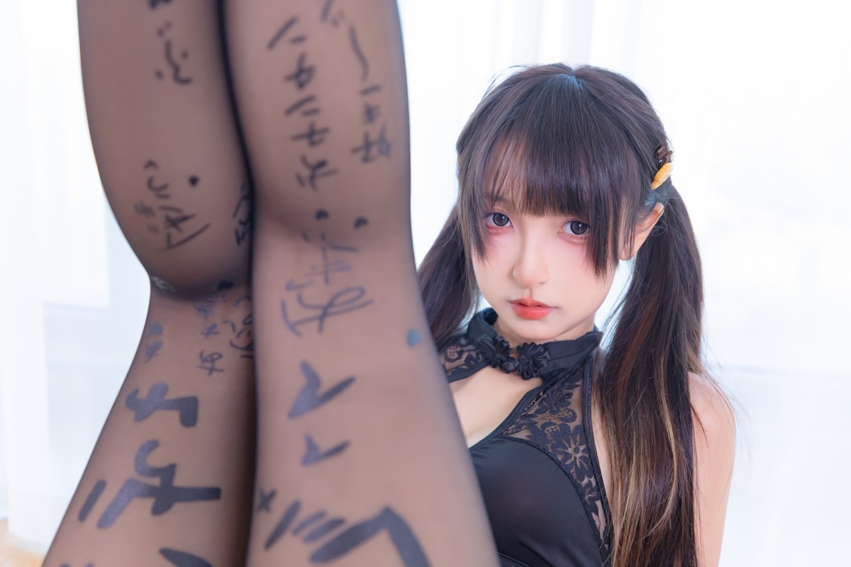 xgyw.top_萝莉美女神楽坂真冬恋爱魔咒主题私房黑色缕空服饰配黑丝裤袜迷人诱惑写真75P