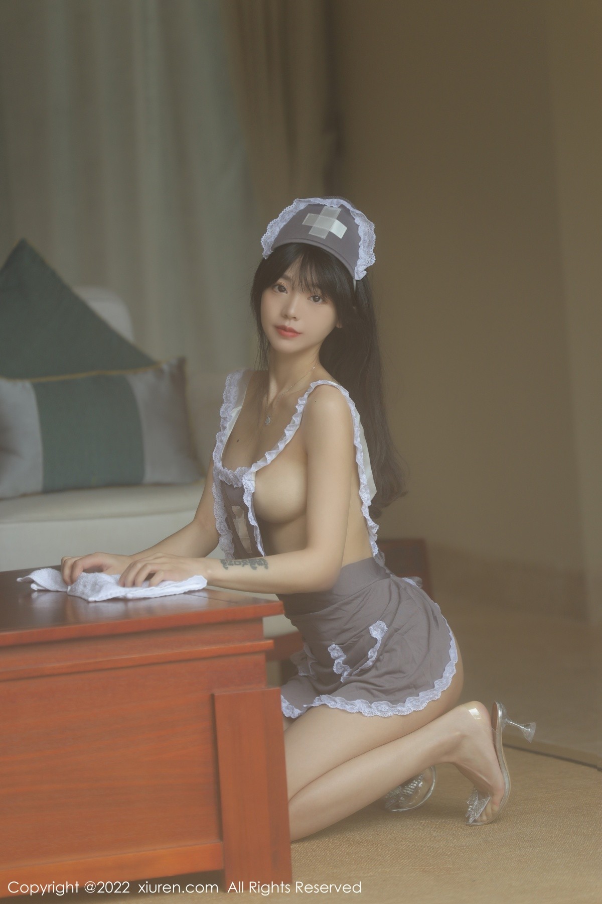 xgyw.top_XiuRen第4924期_模特佘贝拉bella海南岛旅拍私房脱灰色女仆装秀完美身材诱惑写真76P