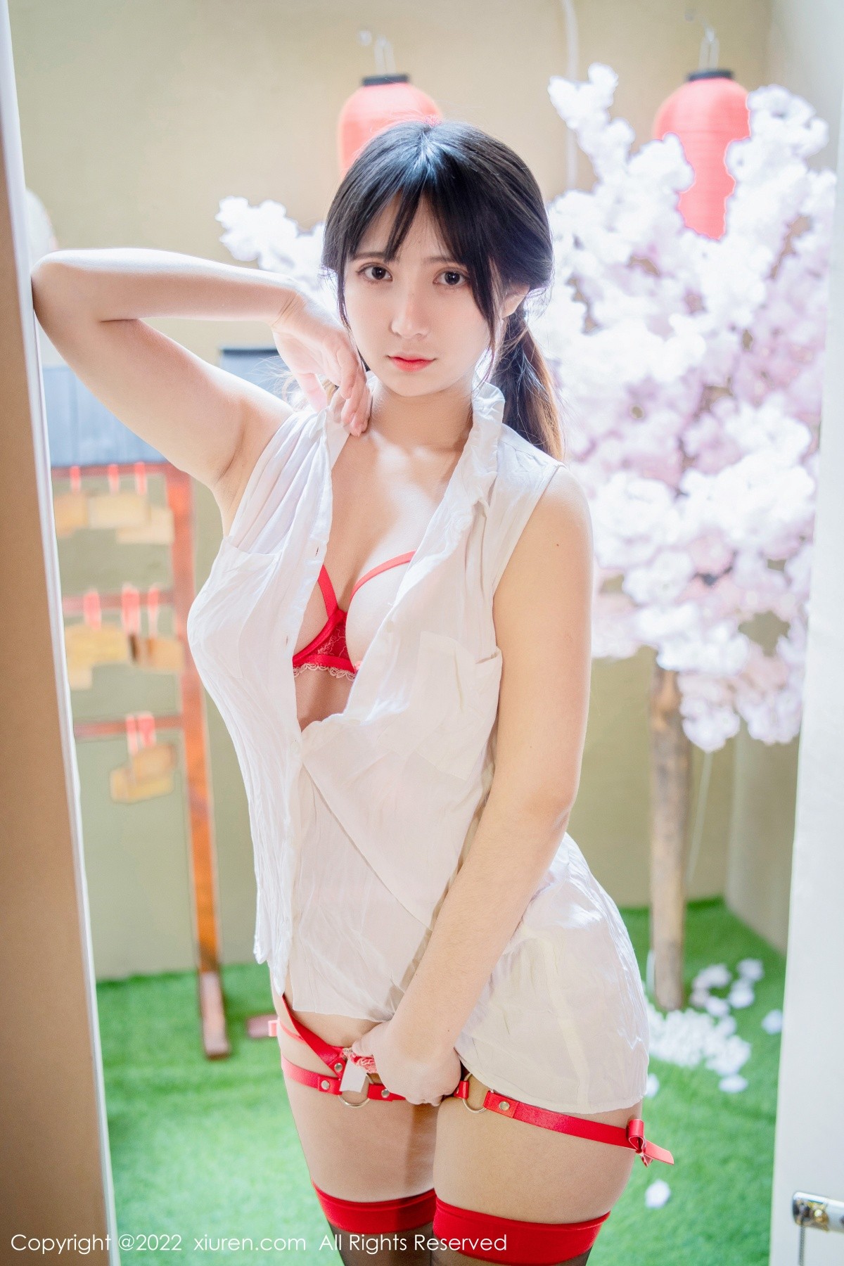xgyw.top_XiuRen第4930期_模特久久Aimee半脱白上衣露红色带子情趣装秀豪乳翘臀诱惑写真62P