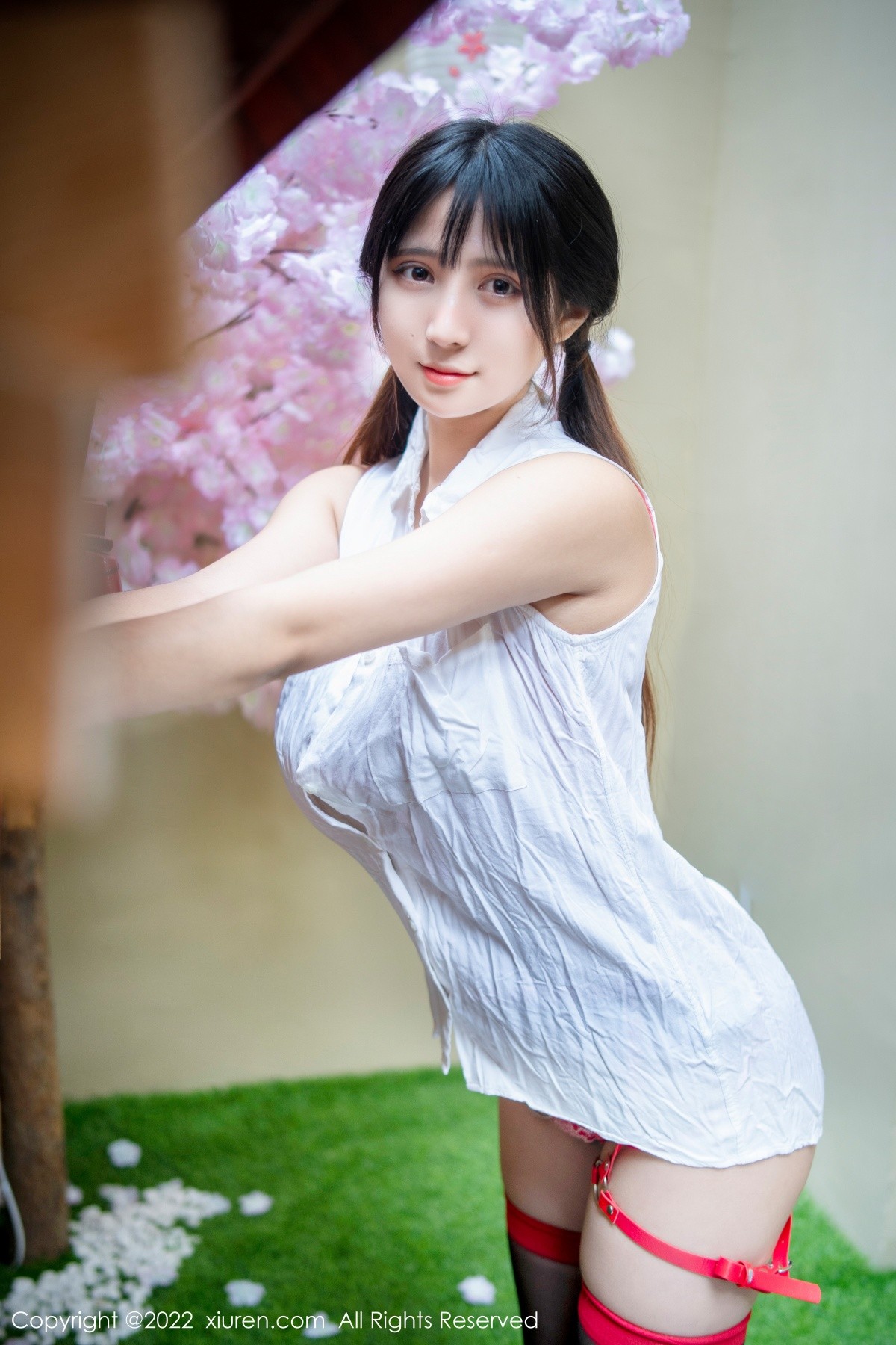 xgyw.top_XiuRen第4930期_模特久久Aimee半脱白上衣露红色带子情趣装秀豪乳翘臀诱惑写真62P