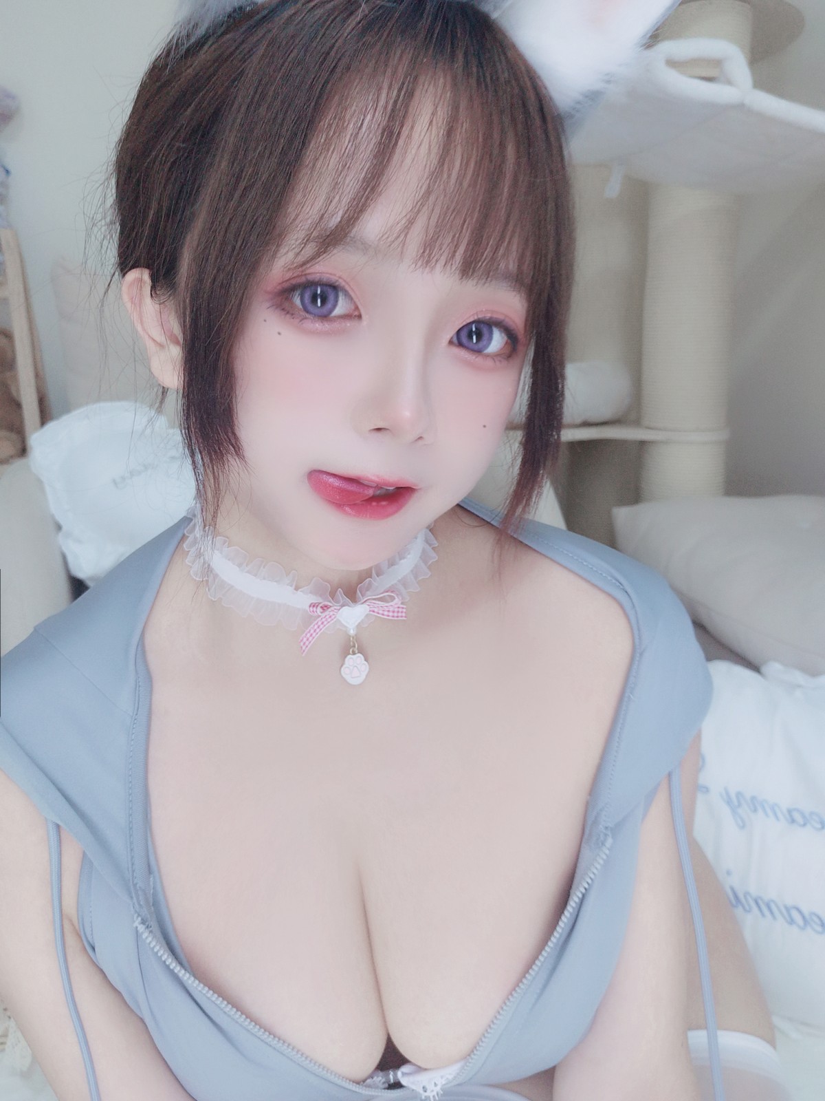 xgyw.top_Cosplay美女日奈娇兔兔卫衣主题私房低胸高叉连体衣露白色内衣秀豪乳诱惑写真65P