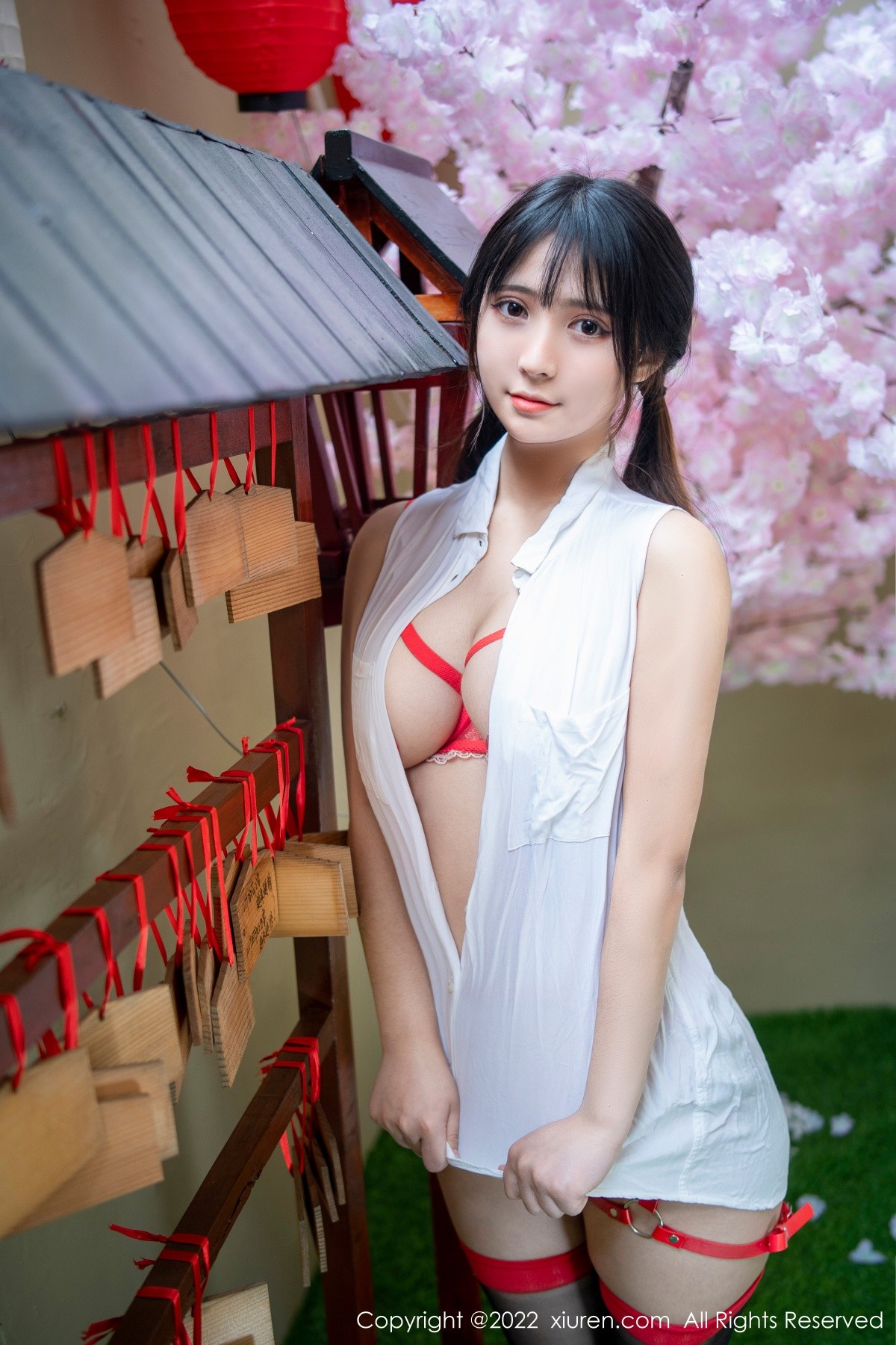 xgyw.top_XiuRen第4930期_模特久久Aimee半脱白上衣露红色带子情趣装秀豪乳翘臀诱惑写真62P