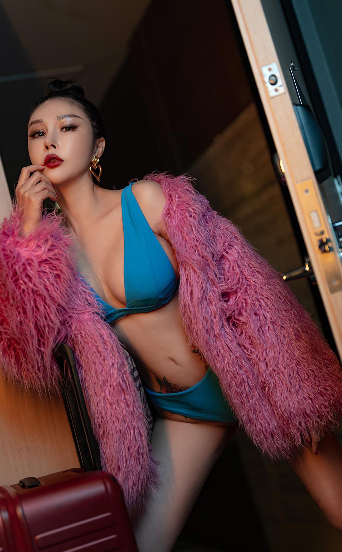 xgyw.top_[Ugirls爱尤物]No.2323_模特田冰冰私房粉色绒毛服饰下性感比基尼秀完美身材诱惑写真35P