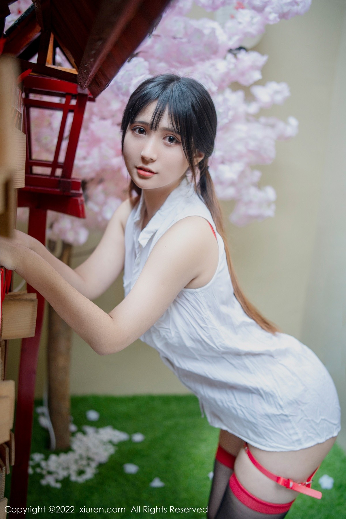 xgyw.top_XiuRen第4930期_模特久久Aimee半脱白上衣露红色带子情趣装秀豪乳翘臀诱惑写真62P