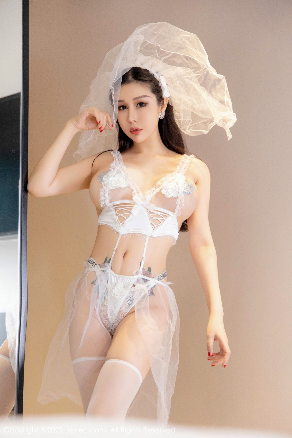 xgyw.top_XiuRen第4923期_模特田冰冰私房白色薄纱情趣内衣配白丝袜秀火辣身材诱惑写真55P