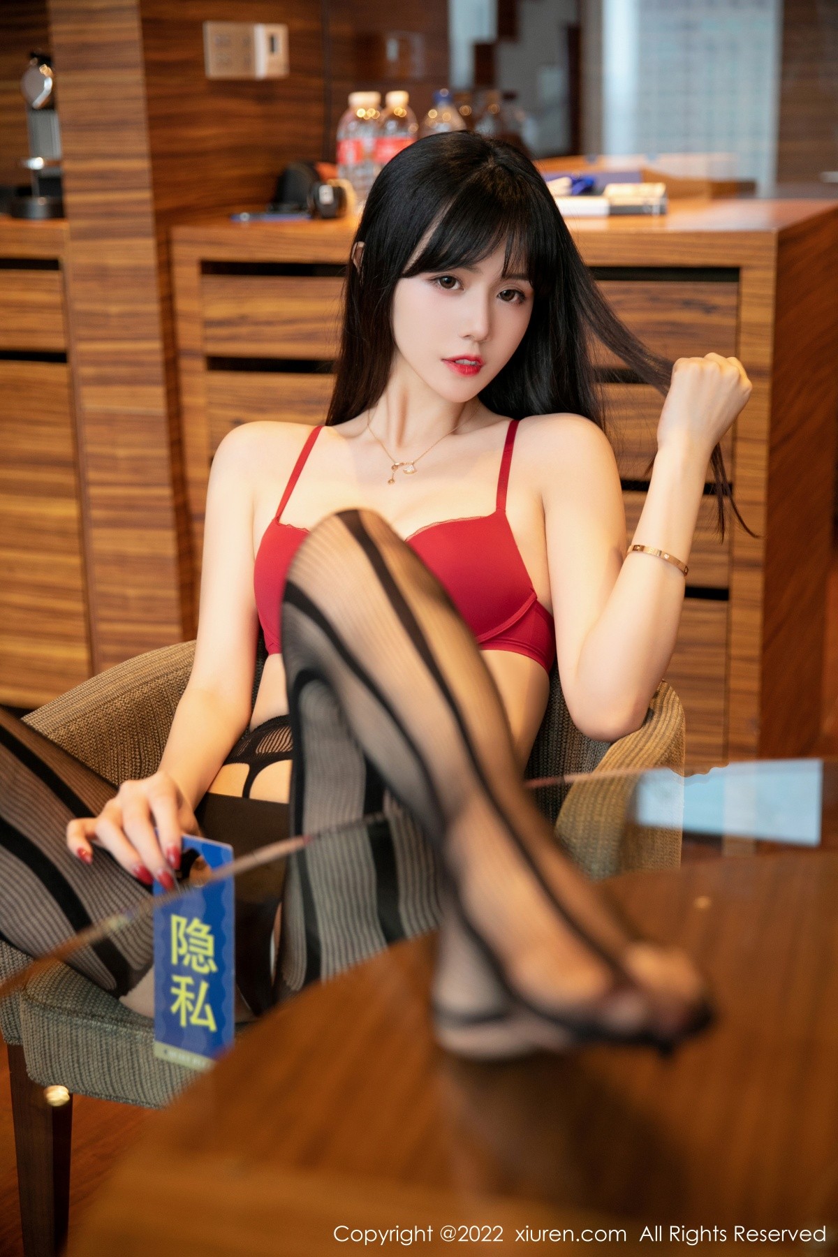 xgyw.top_XiuRen第4929期_模特柚子私房性感红色内衣配吊带黑丝秀完美身材撩人诱惑写真41P