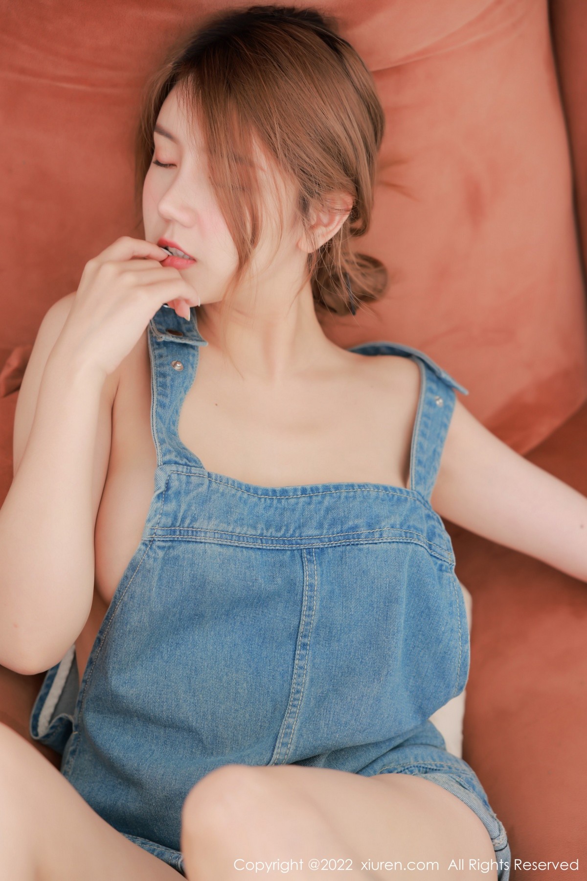 xgyw.top_XiuRen第4922期_新人模特Sugar糖酒酒户外性感真空牛仔吊带侧露豪乳诱惑写真61P