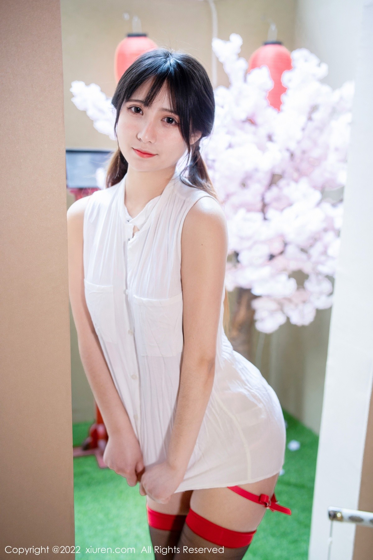 xgyw.top_XiuRen第4930期_模特久久Aimee半脱白上衣露红色带子情趣装秀豪乳翘臀诱惑写真62P