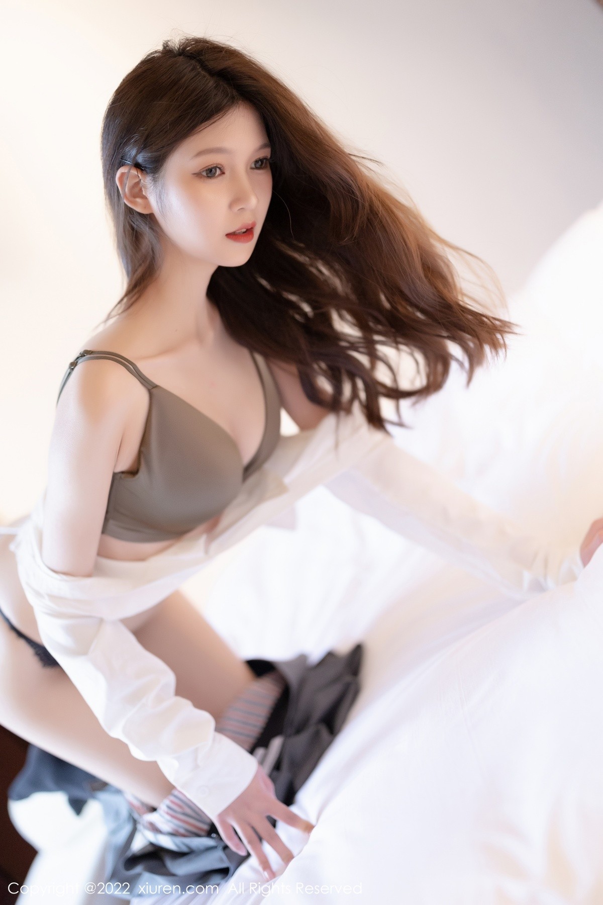 xgyw.top_XiuRen第4933期_模特程程程厦门旅拍户外简约白T配灰短裙露黑丝腿袜性感写真75P