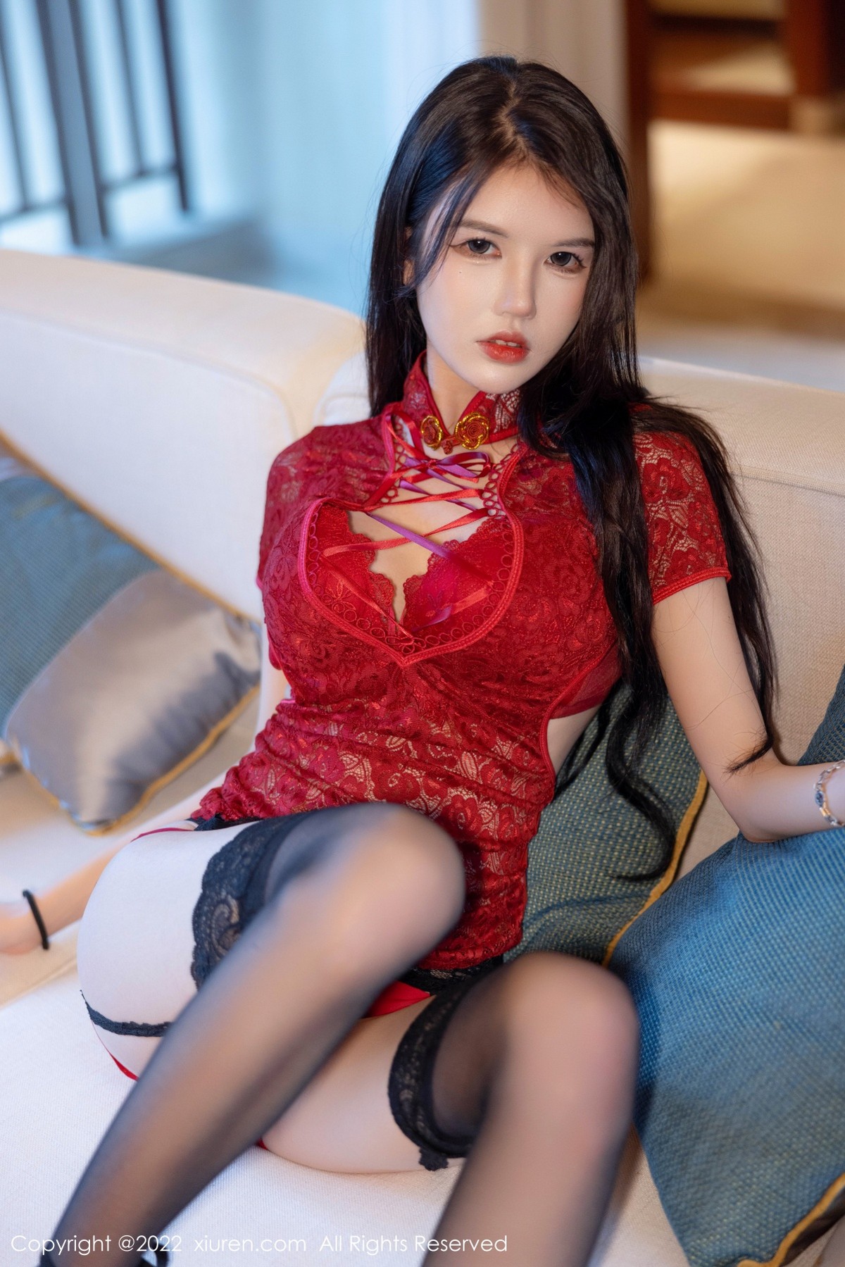 xgyw.top_XiuRen第4934期_模特媛媛酱belle珠三角旅拍红色内衣配黑色蕾丝吊袜诱惑写真40P