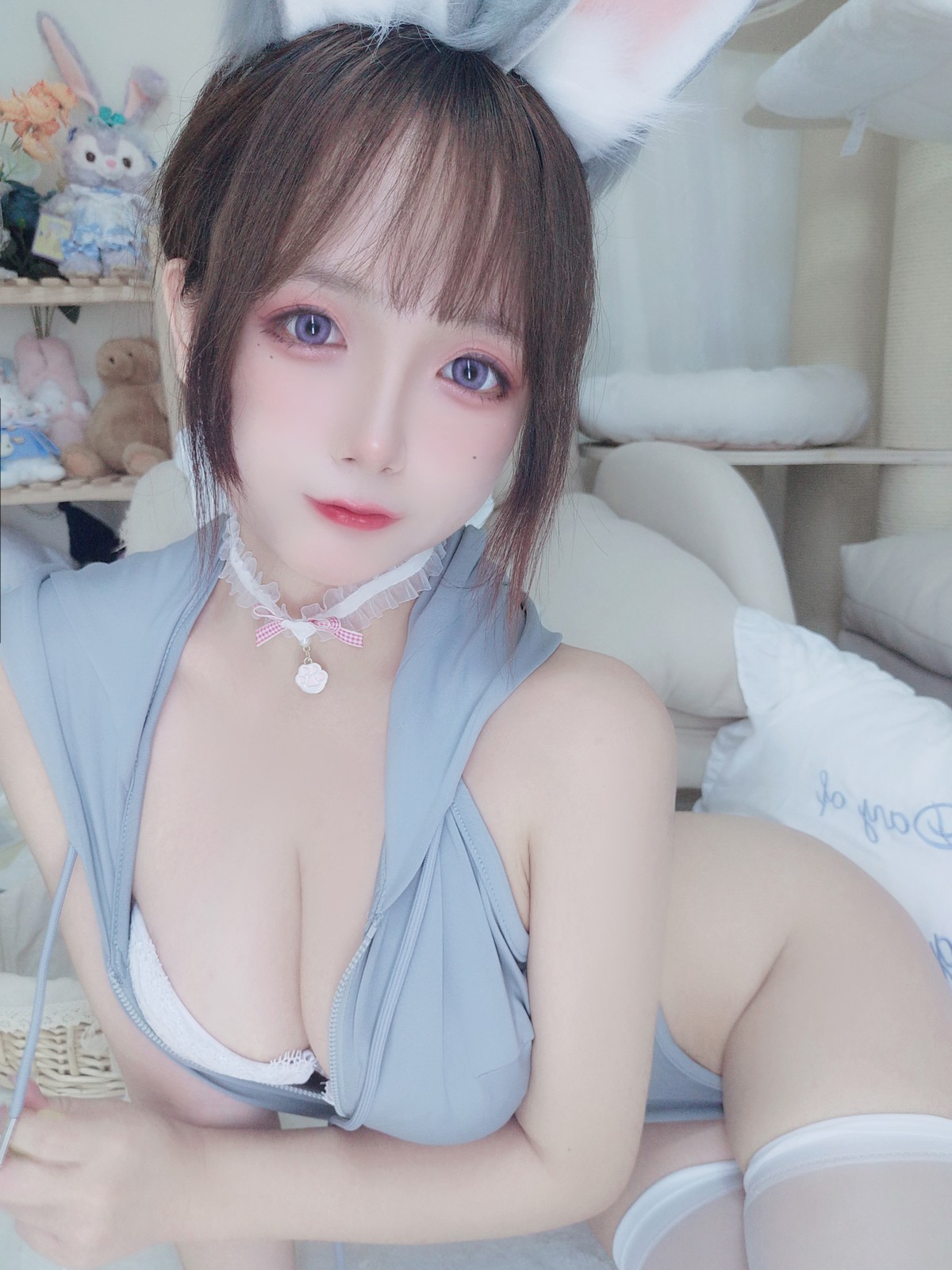 xgyw.top_Cosplay美女日奈娇兔兔卫衣主题私房低胸高叉连体衣露白色内衣秀豪乳诱惑写真65P