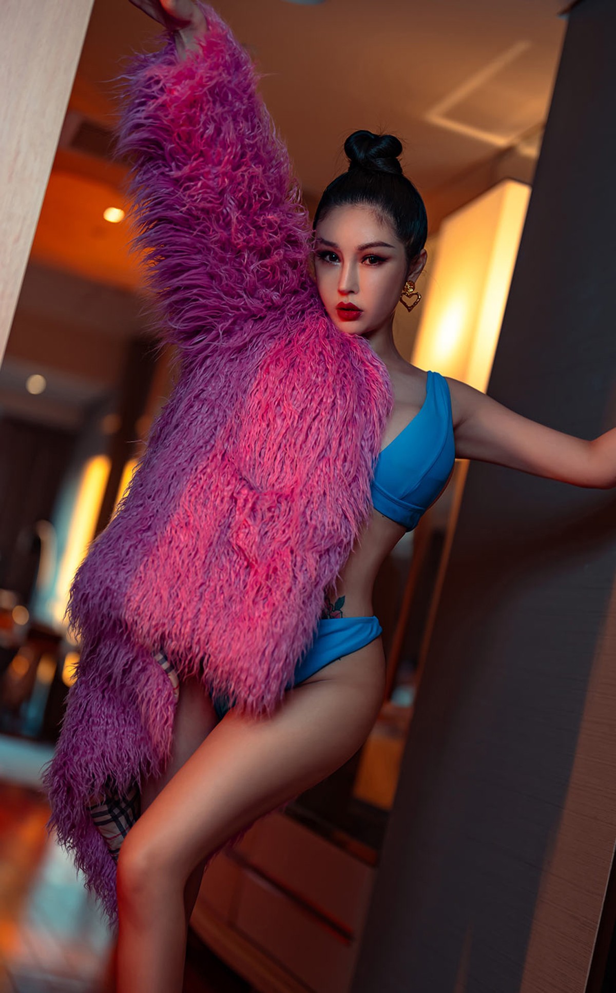 xgyw.top_[Ugirls爱尤物]No.2323_模特田冰冰私房粉色绒毛服饰下性感比基尼秀完美身材诱惑写真35P