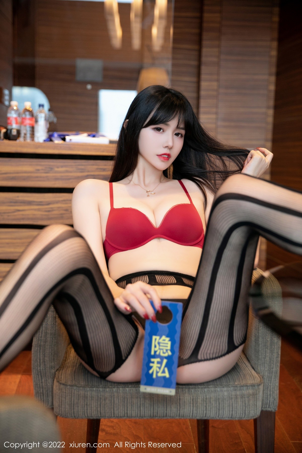 xgyw.top_XiuRen第4929期_模特柚子私房性感红色内衣配吊带黑丝秀完美身材撩人诱惑写真41P