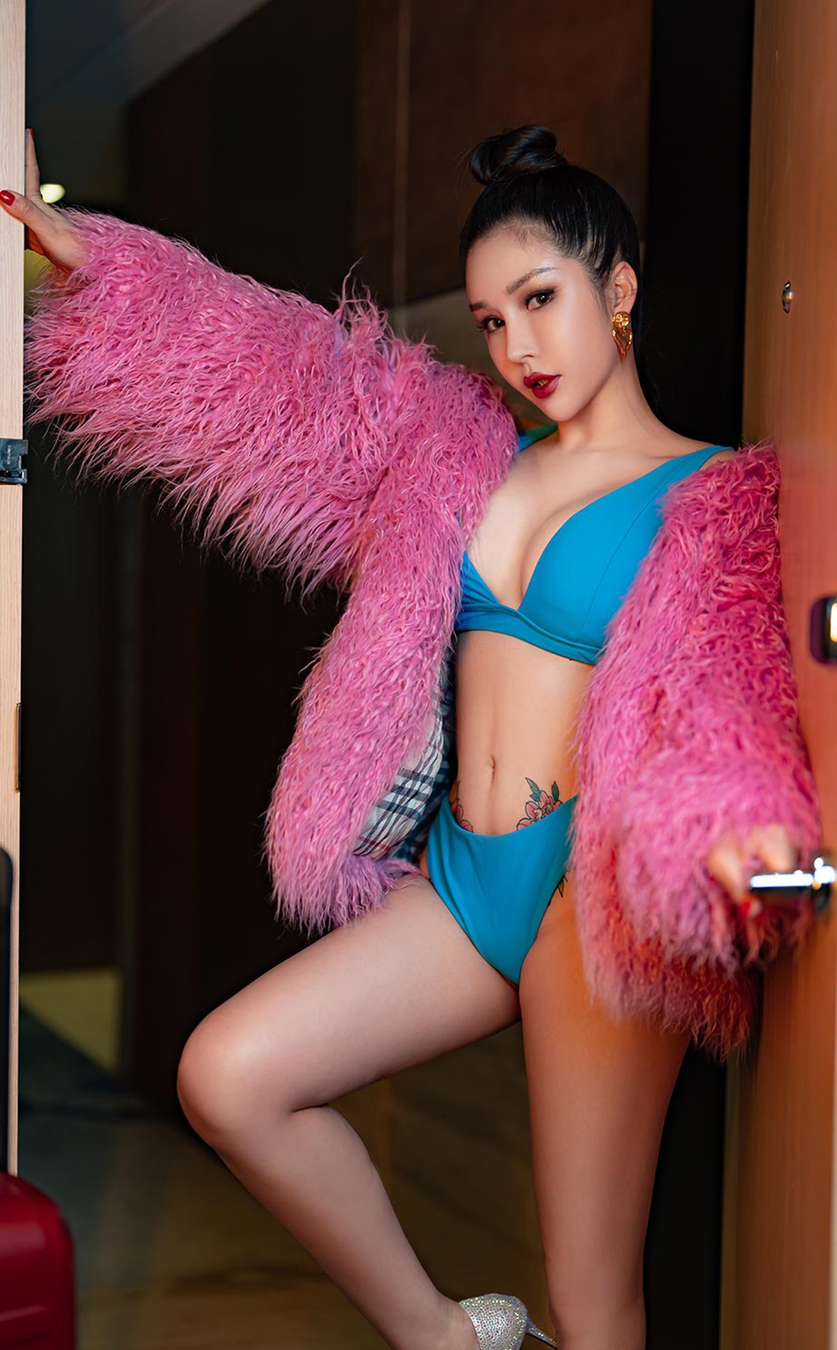 xgyw.top_[Ugirls爱尤物]No.2323_模特田冰冰私房粉色绒毛服饰下性感比基尼秀完美身材诱惑写真35P