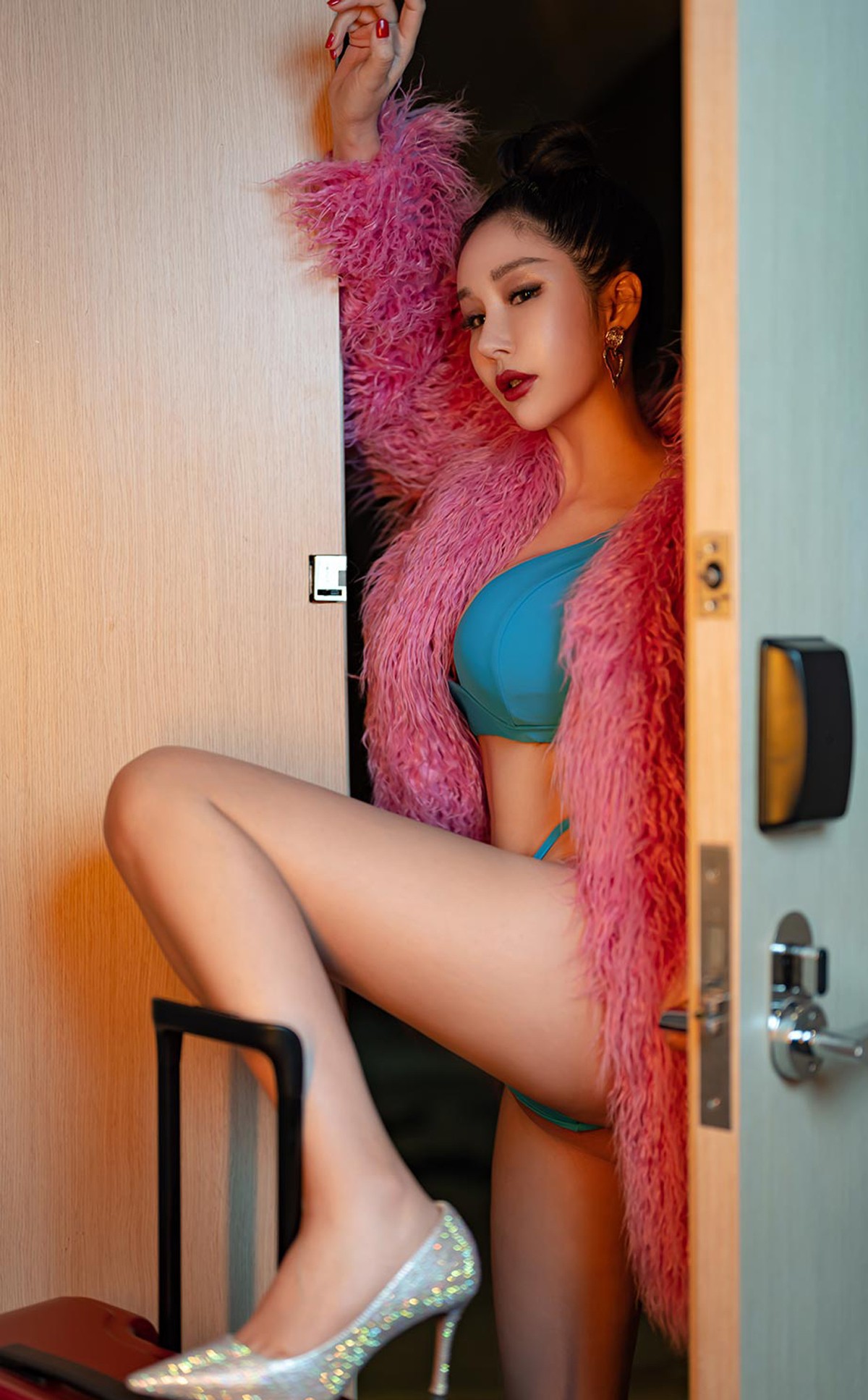 xgyw.top_[Ugirls爱尤物]No.2323_模特田冰冰私房粉色绒毛服饰下性感比基尼秀完美身材诱惑写真35P
