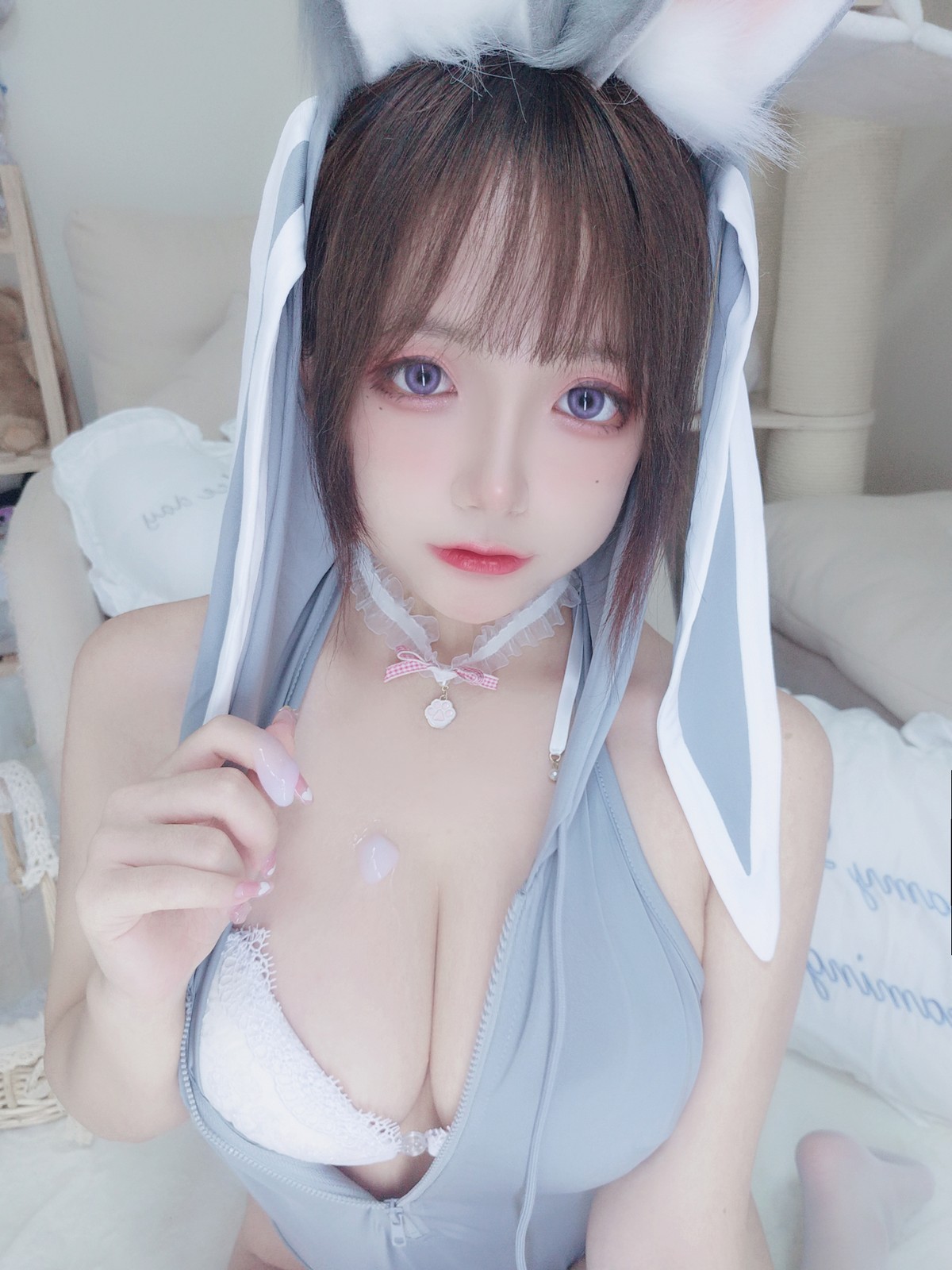 xgyw.top_Cosplay美女日奈娇兔兔卫衣主题私房低胸高叉连体衣露白色内衣秀豪乳诱惑写真65P