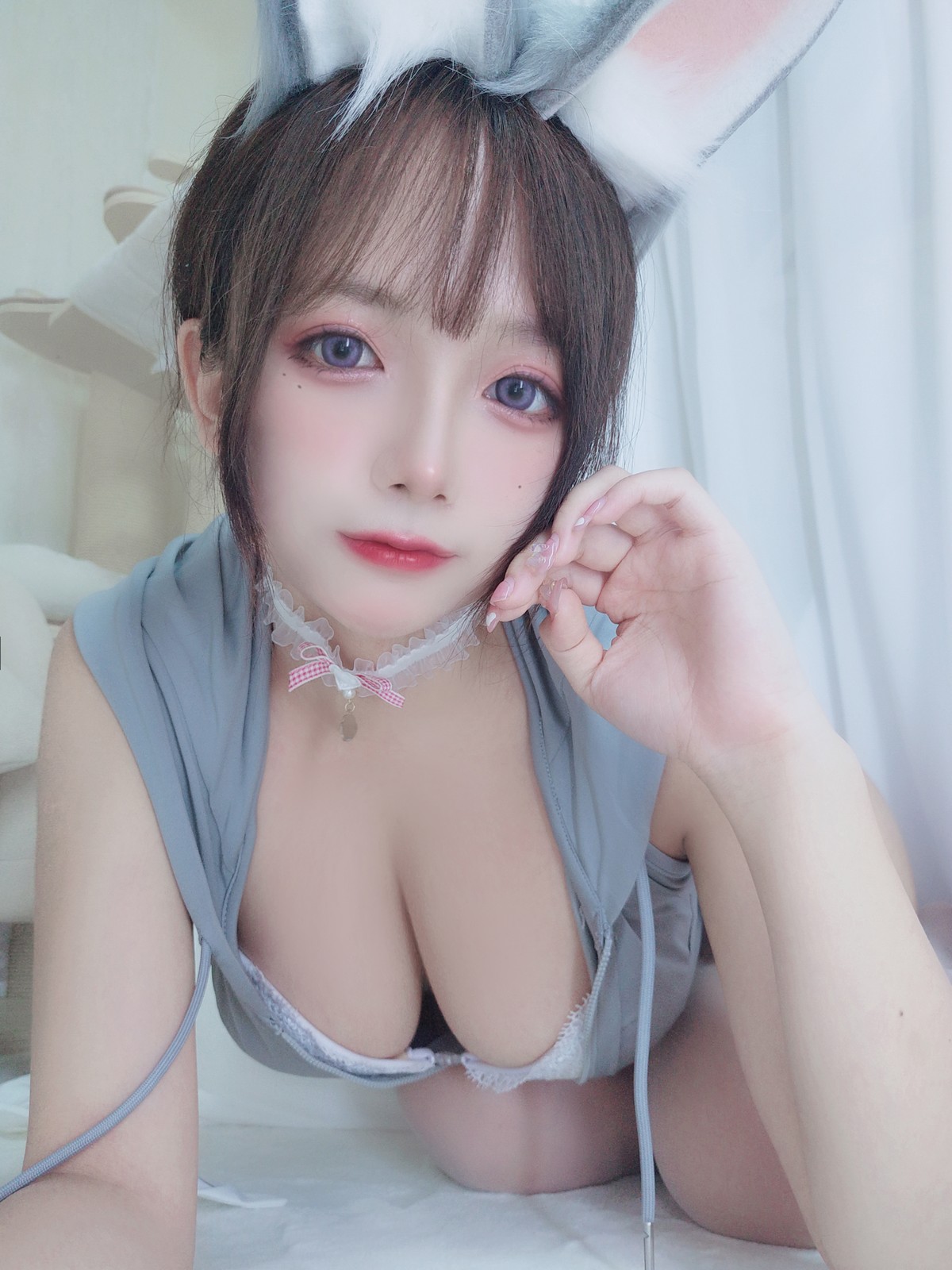 xgyw.top_Cosplay美女日奈娇兔兔卫衣主题私房低胸高叉连体衣露白色内衣秀豪乳诱惑写真65P