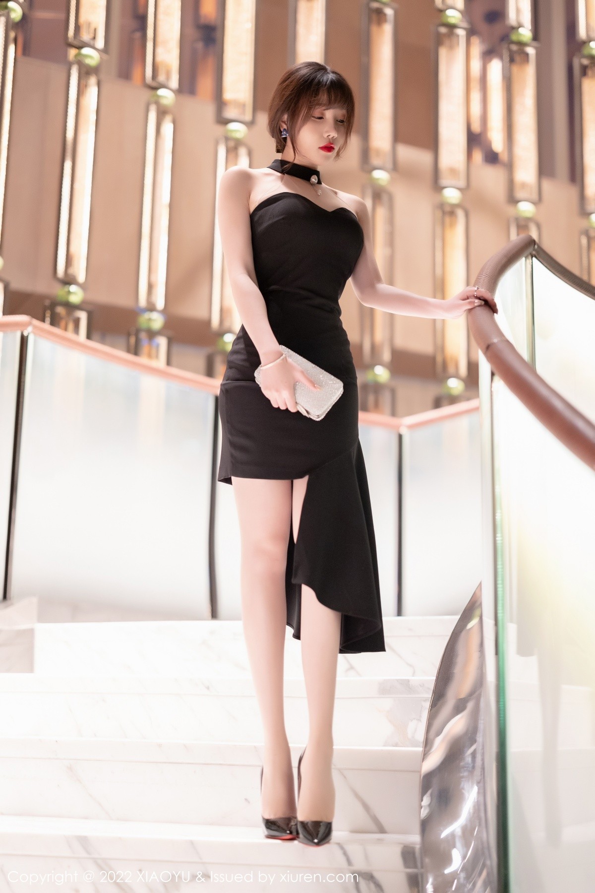 xgyw.top_[XiaoYu画语界]Vol.765_女神芝芝Booty性感黑色露肩服饰配超薄肉丝秀翘臀美腿诱惑写真82P